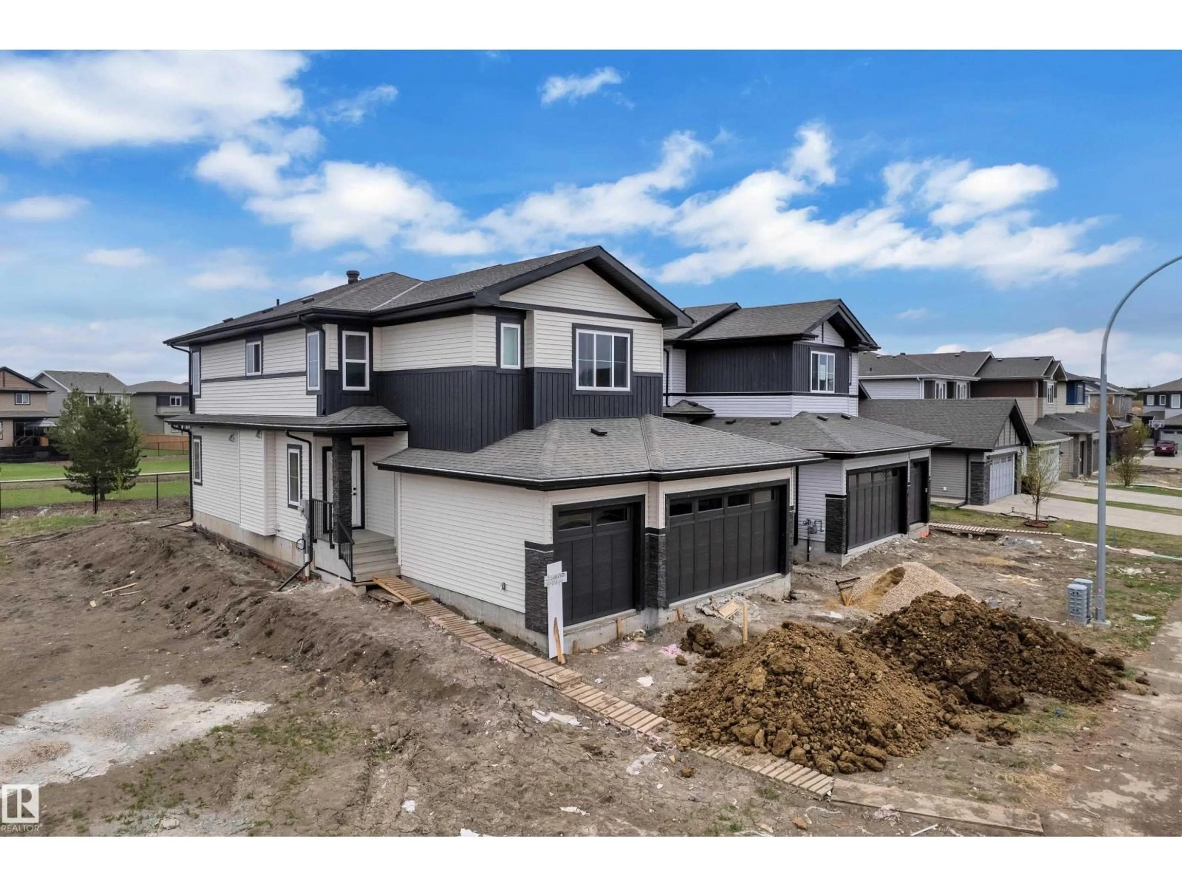 A pic from outside/outdoor area/front of a property/back of a property/a pic from drone, building for NW - 12623 44 ST, Edmonton Alberta T5A1V4