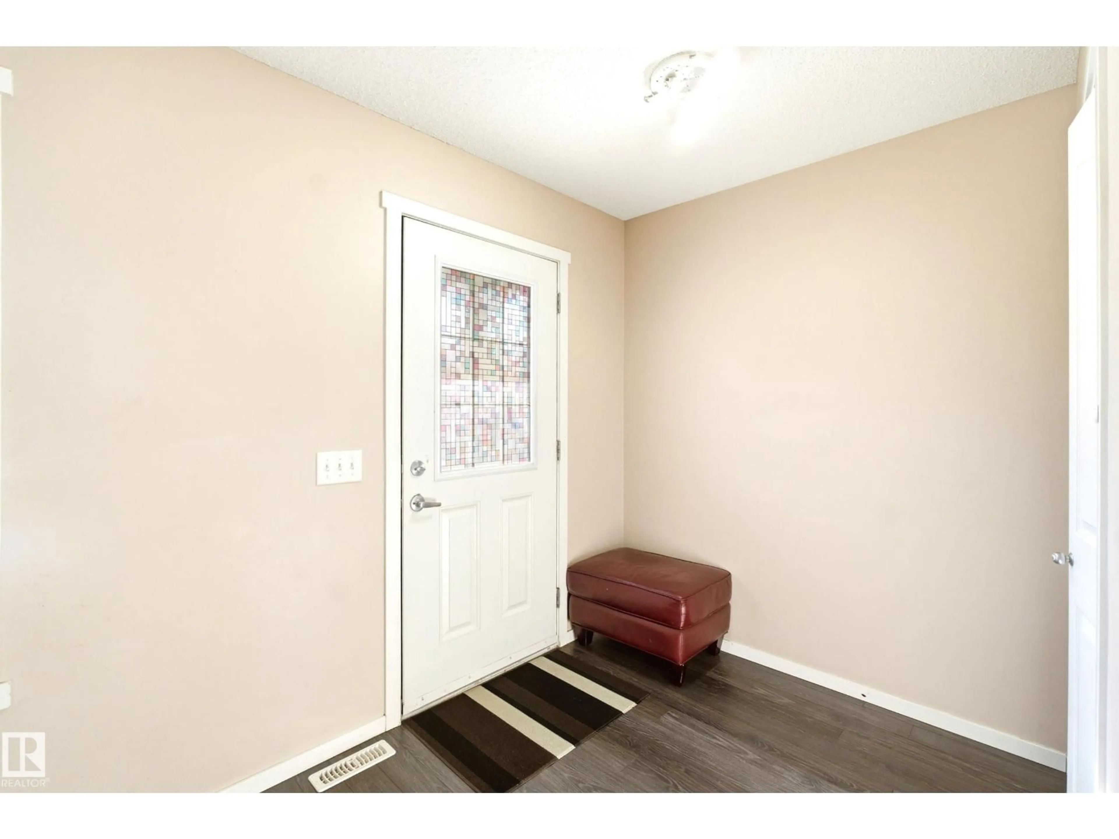 Indoor entryway for 2132 32 STREET NW, Edmonton Alberta T6T0K4
