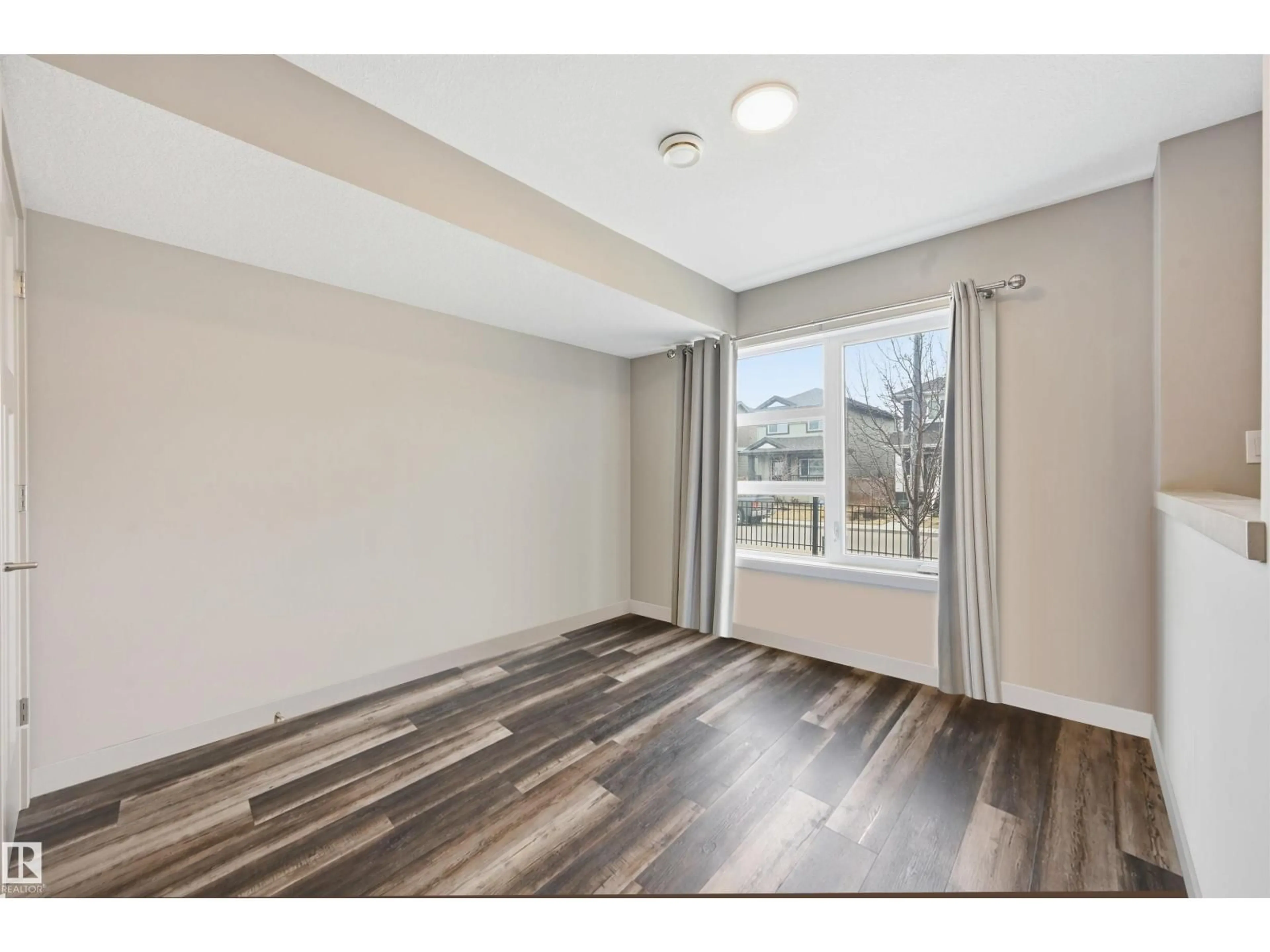 A pic of a room for #5 - 17635 58 ST, Edmonton Alberta T5Y4C2