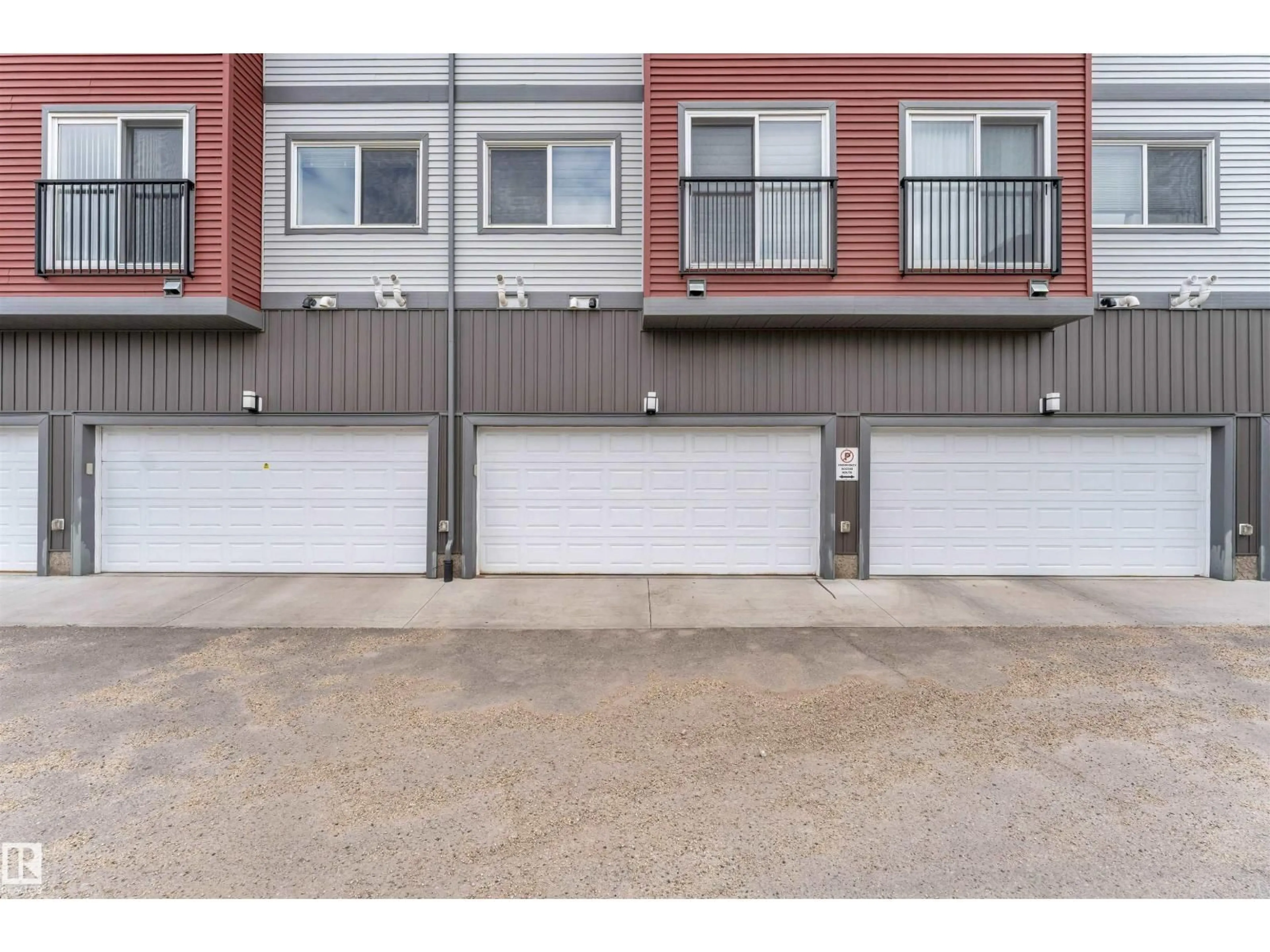 Indoor garage for NW - 3340 15A AV, Edmonton Alberta T6T0Y1