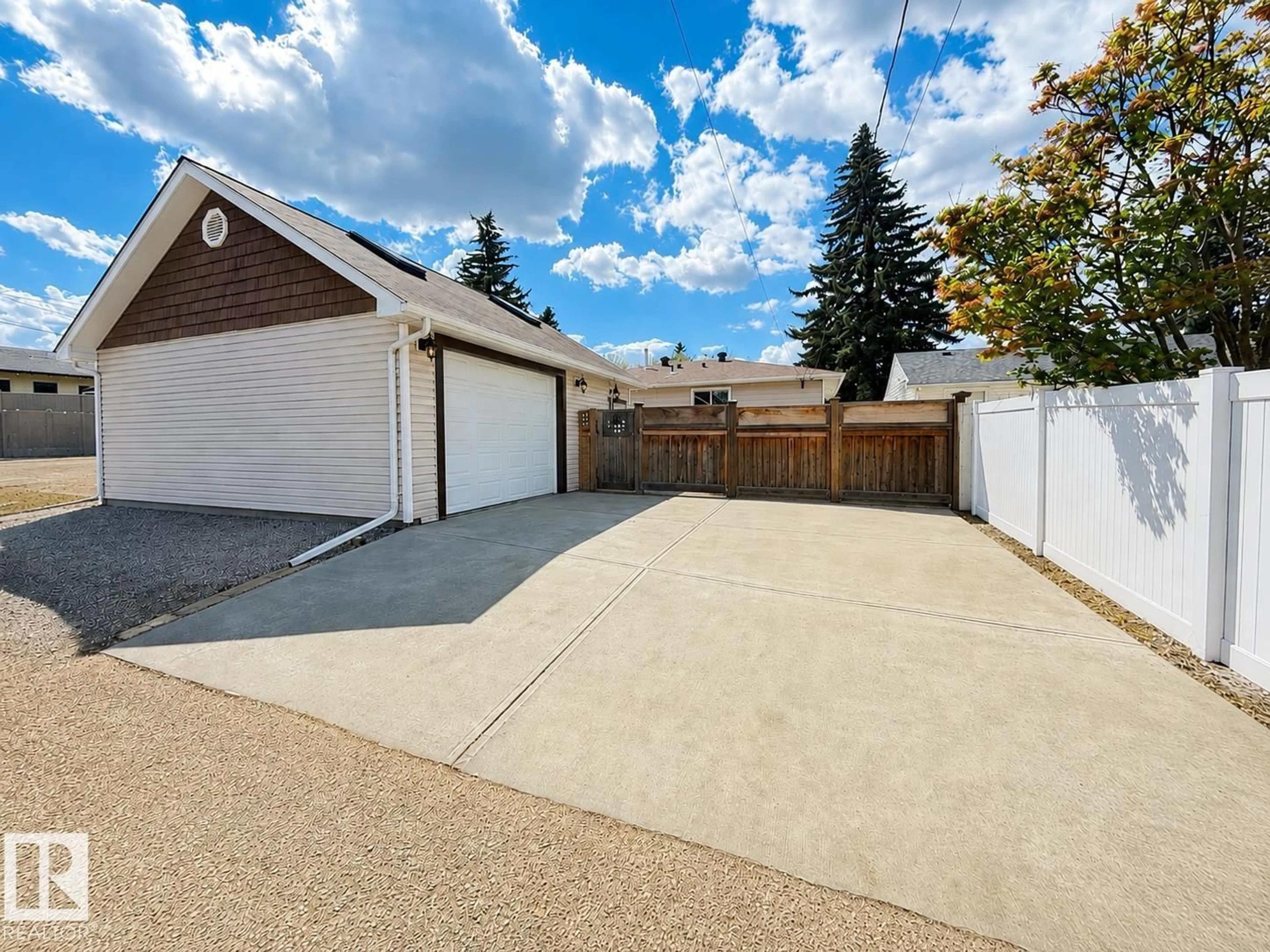 A pic from outside/outdoor area/front of a property/back of a property/a pic from drone, street for NW - 10807 52 ST, Edmonton Alberta T6A2H4