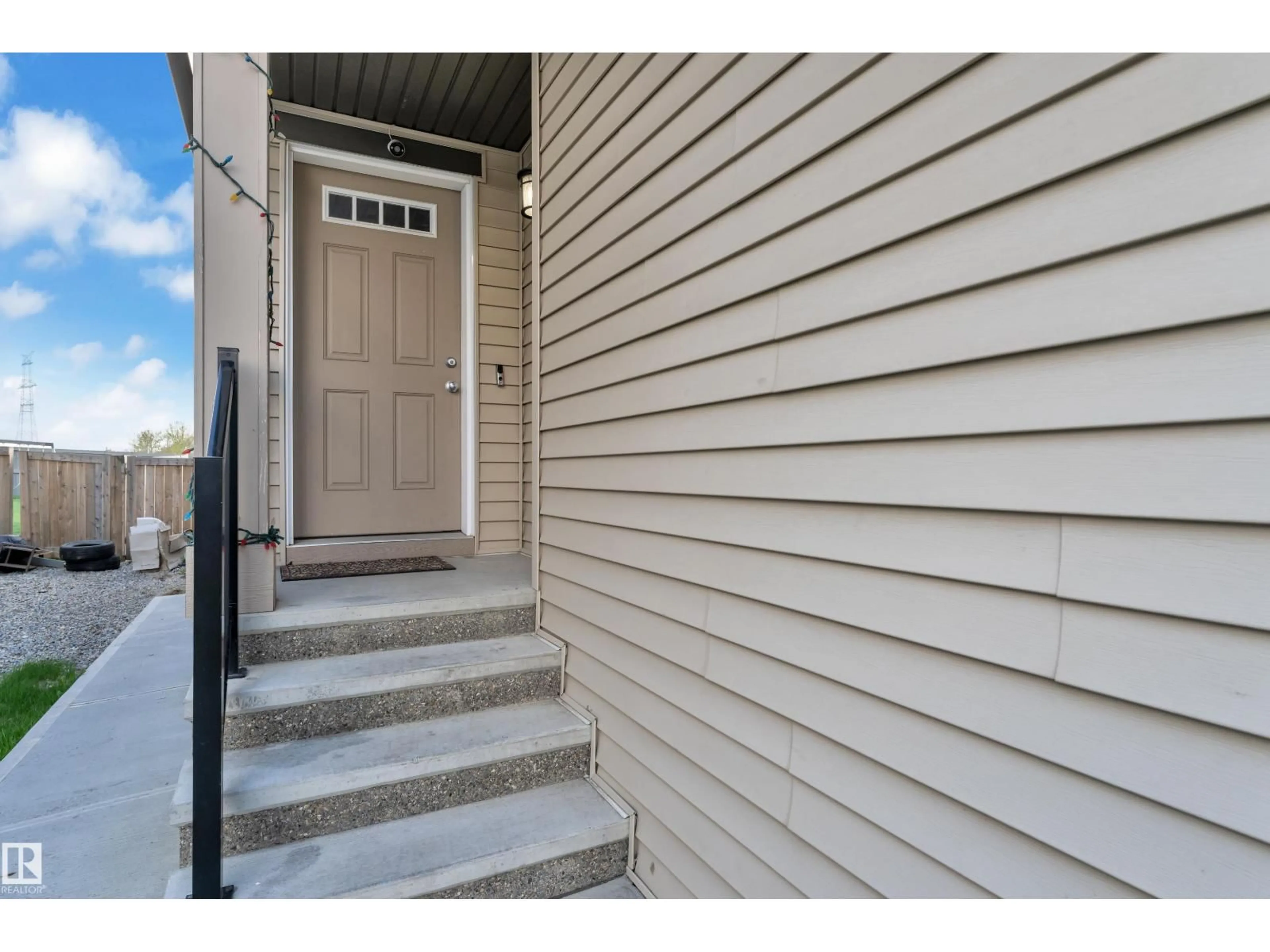 Indoor entryway for 3319 11 AV, Edmonton Alberta T6L2L5