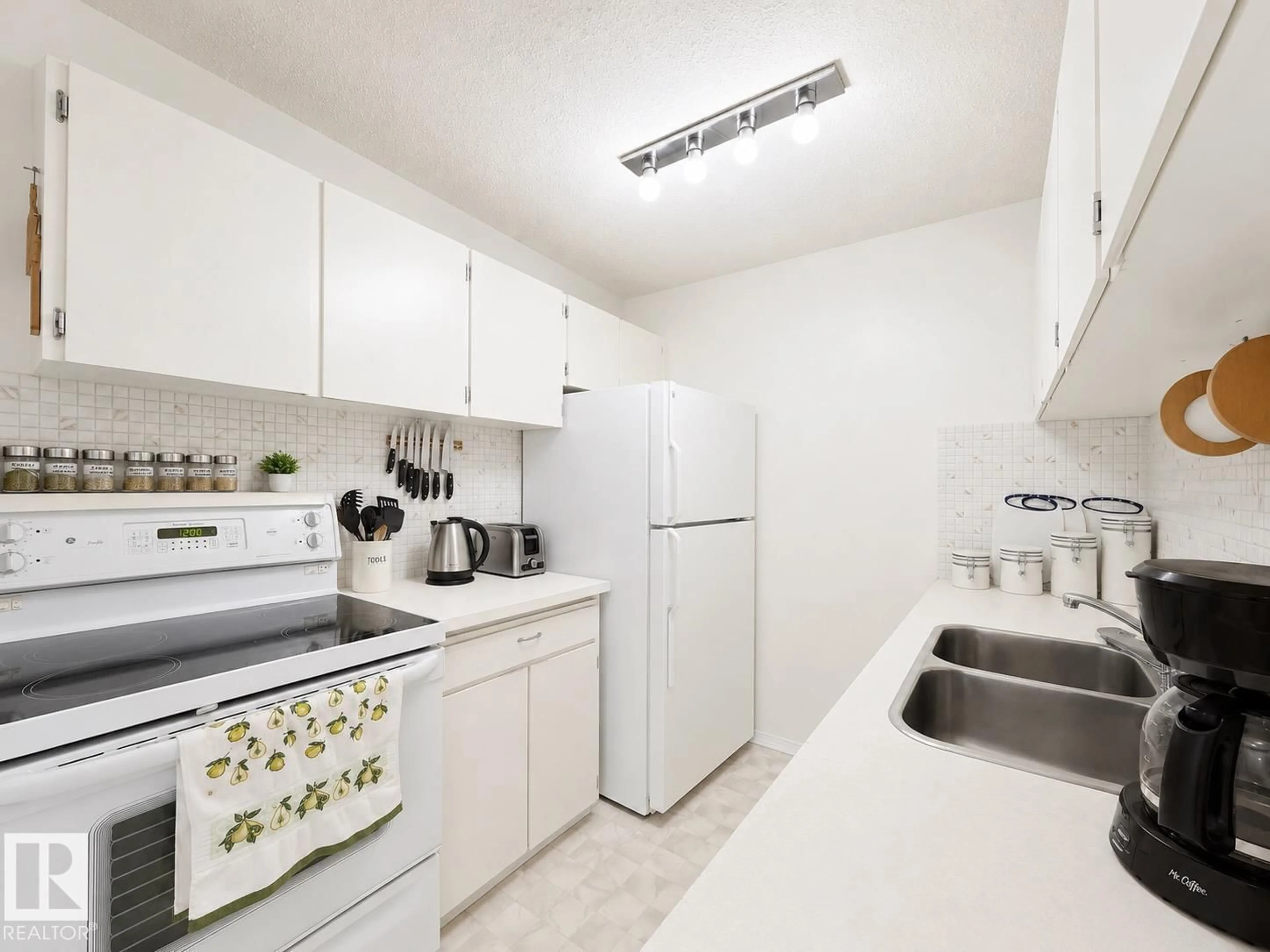 Standard kitchen, unknown for 126 WOODSTOCK NW, Edmonton Alberta T5T0H6