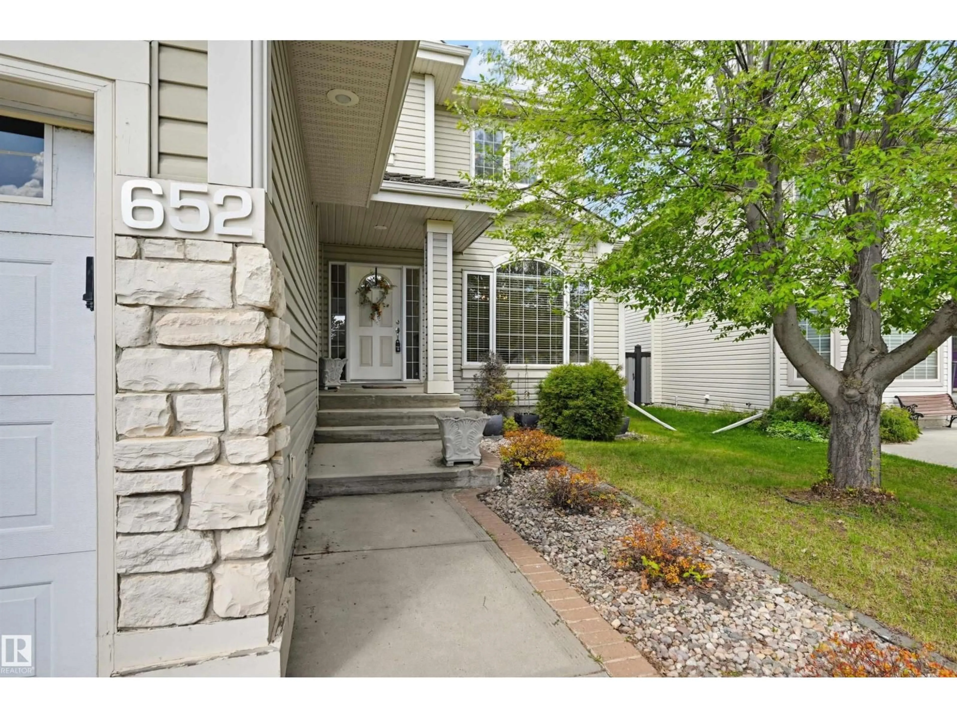 Indoor entryway for 652 HENDERSON ST, Edmonton Alberta T6R2R8