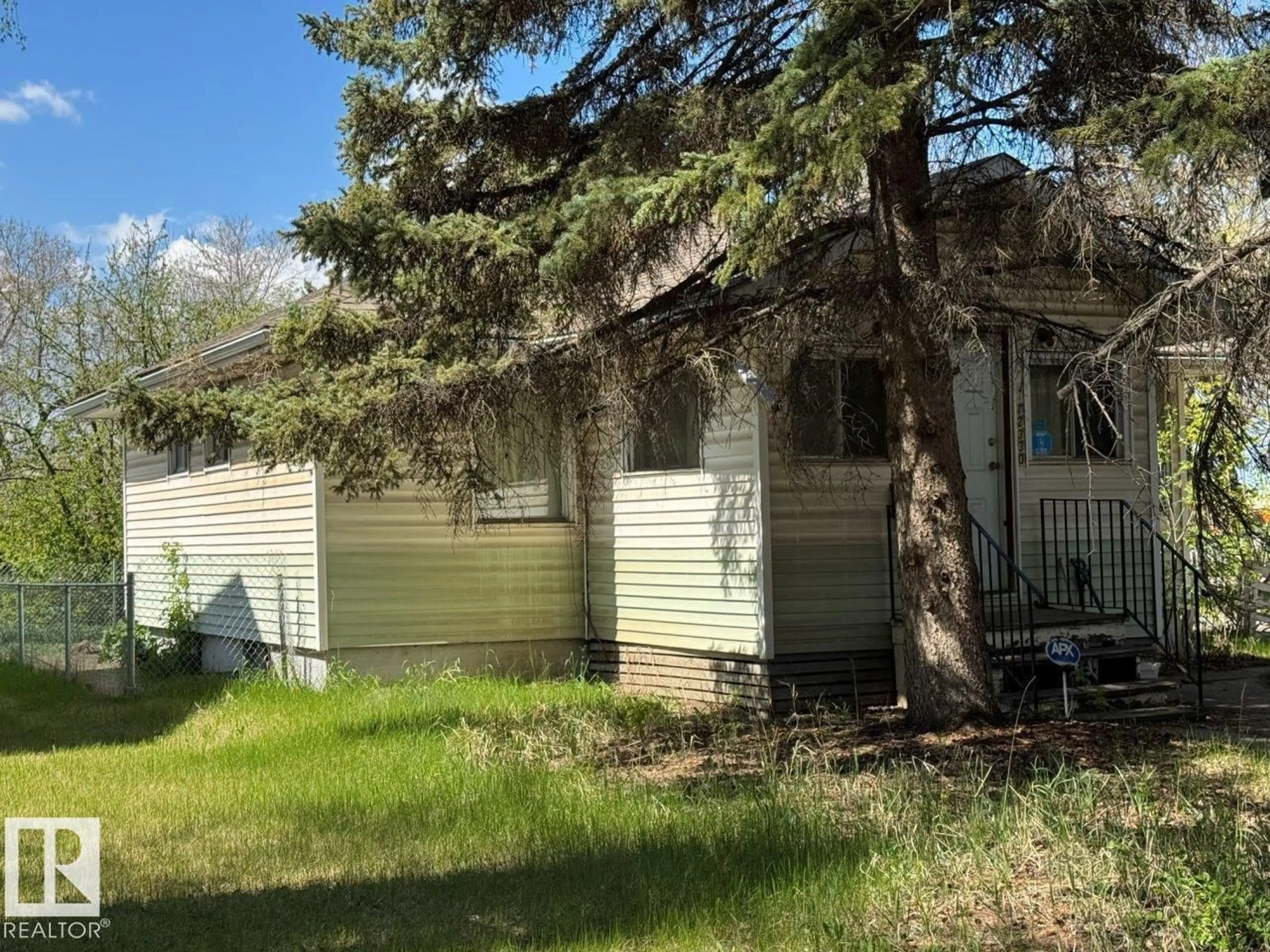Shed for 12330 106 ST, Edmonton Alberta T5G2S2