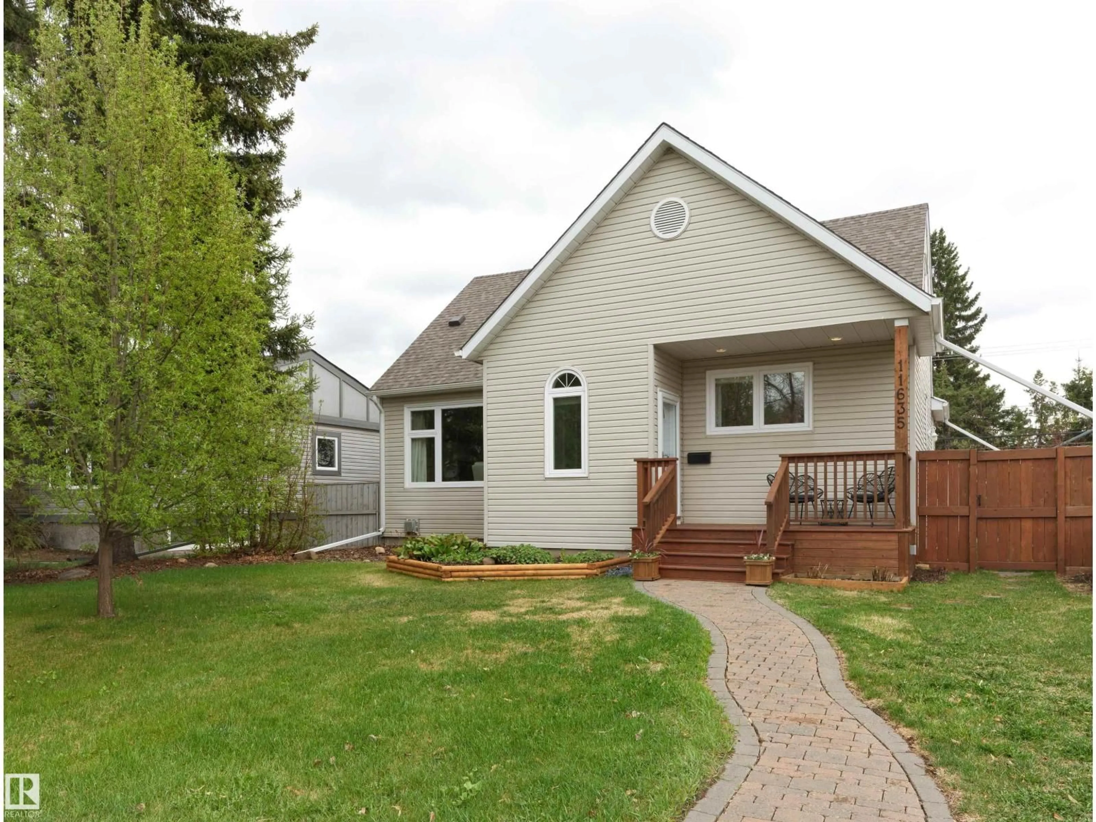 Home with vinyl exterior material, street for 11635 72 AV, Edmonton Alberta T6G0B9
