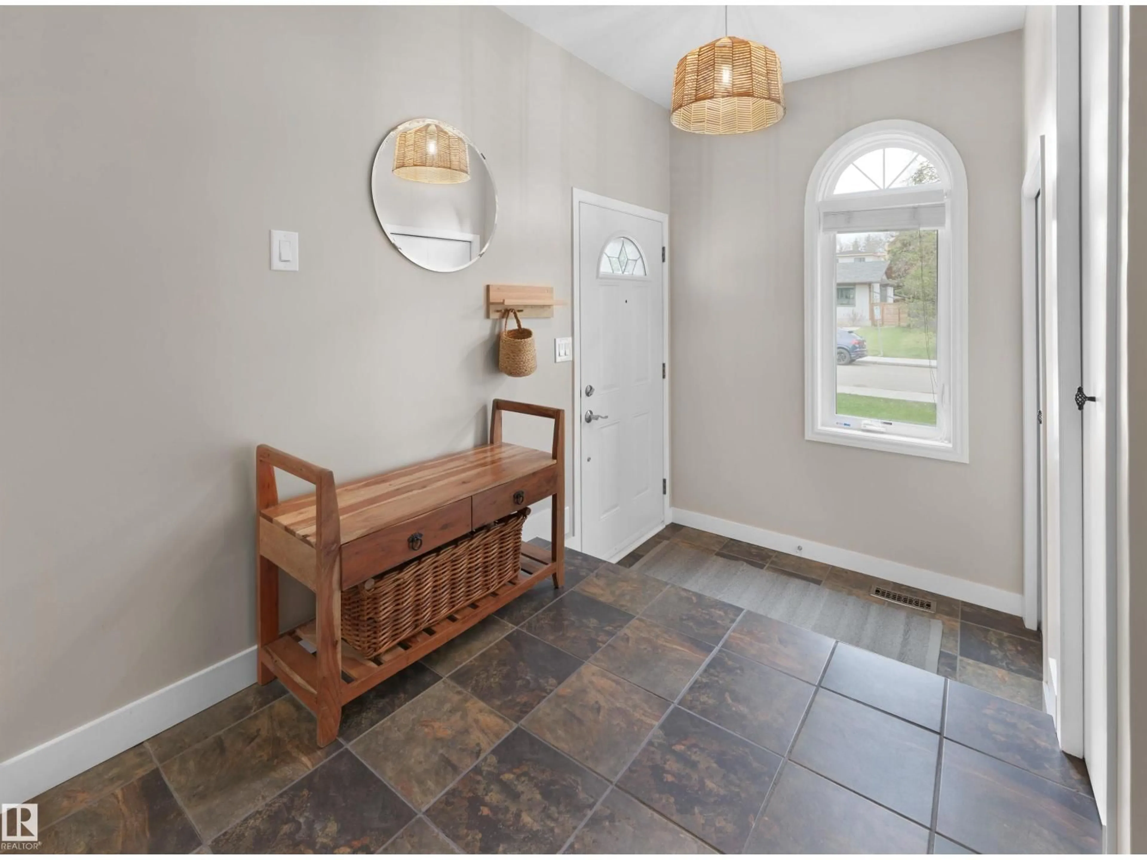 Indoor entryway for 11635 72 AV, Edmonton Alberta T6G0B9