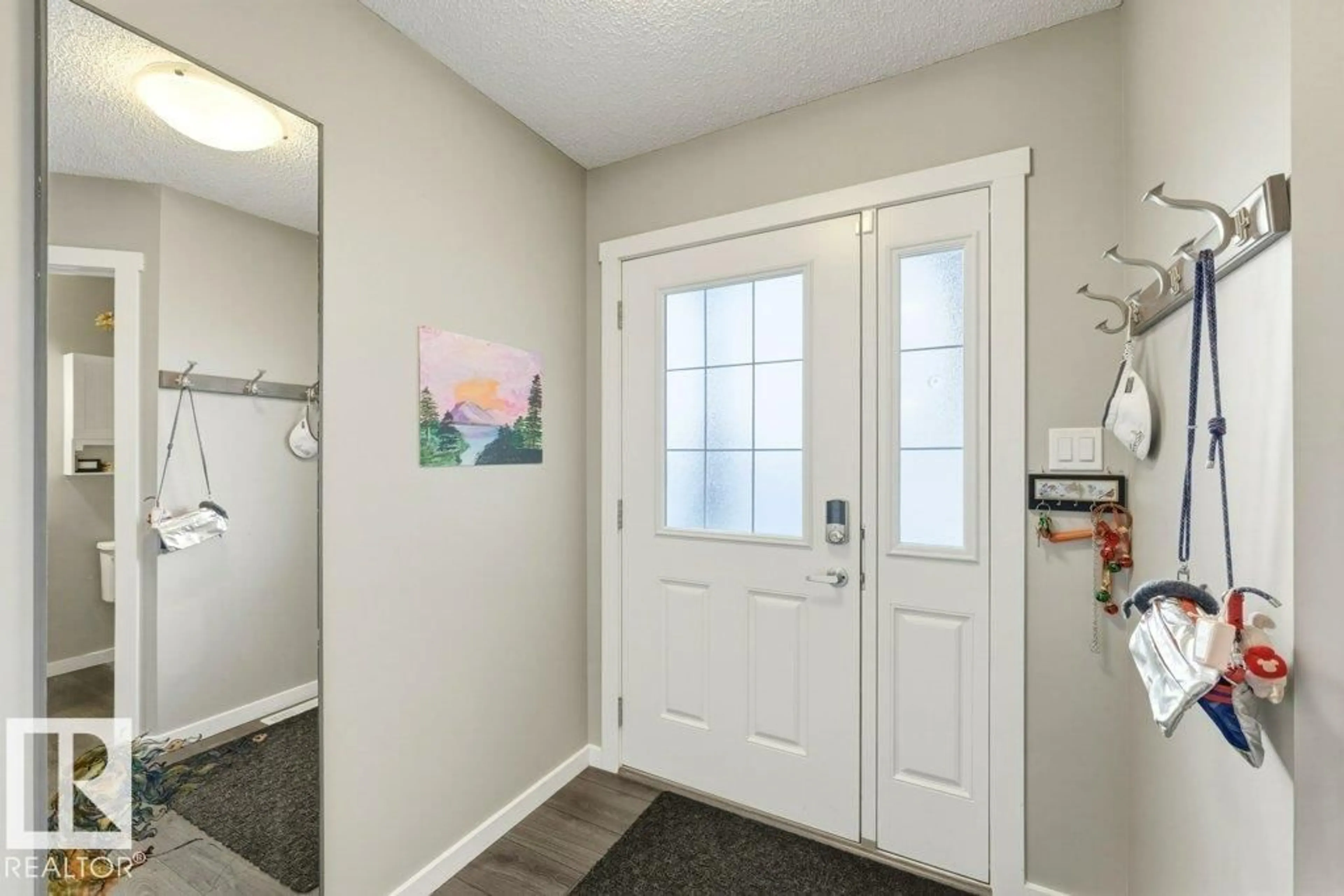 Indoor entryway for 4443 6 ST, Edmonton Alberta T6T0Z8