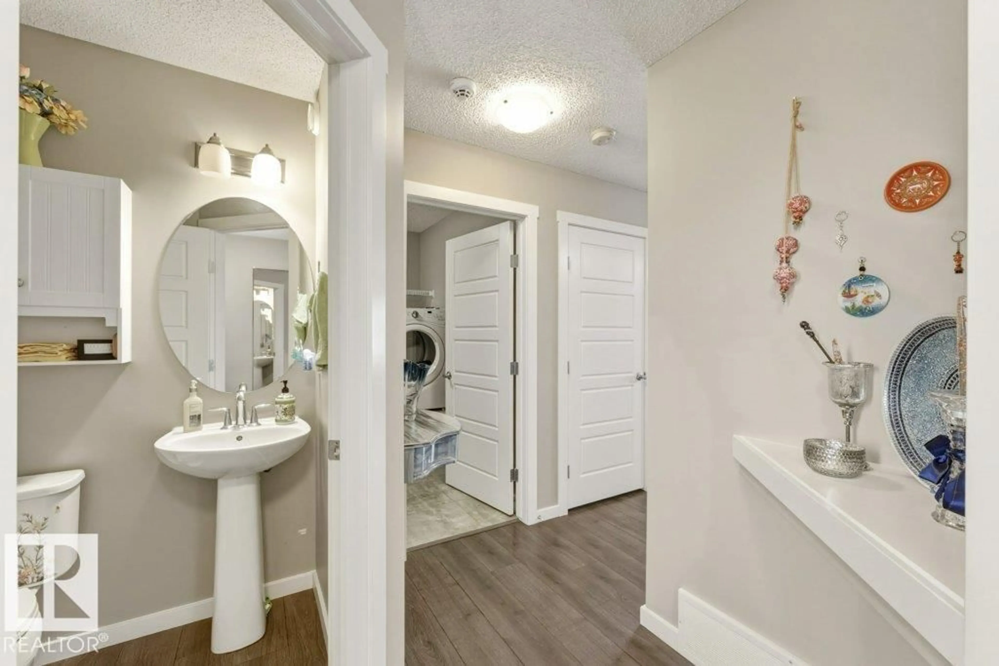 Indoor entryway for 4443 6 ST, Edmonton Alberta T6T0Z8