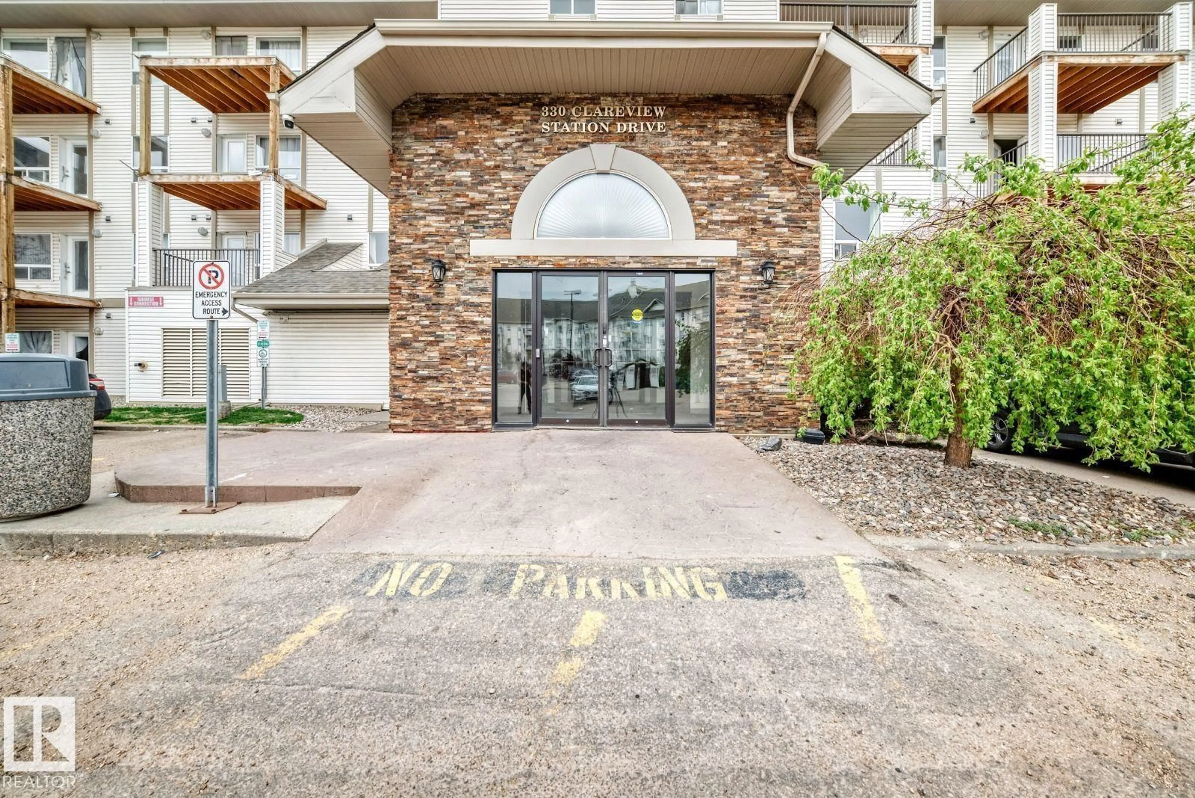 Indoor foyer for 1315 CLAREVIEW STATION DR, Edmonton Alberta T5Y0E6