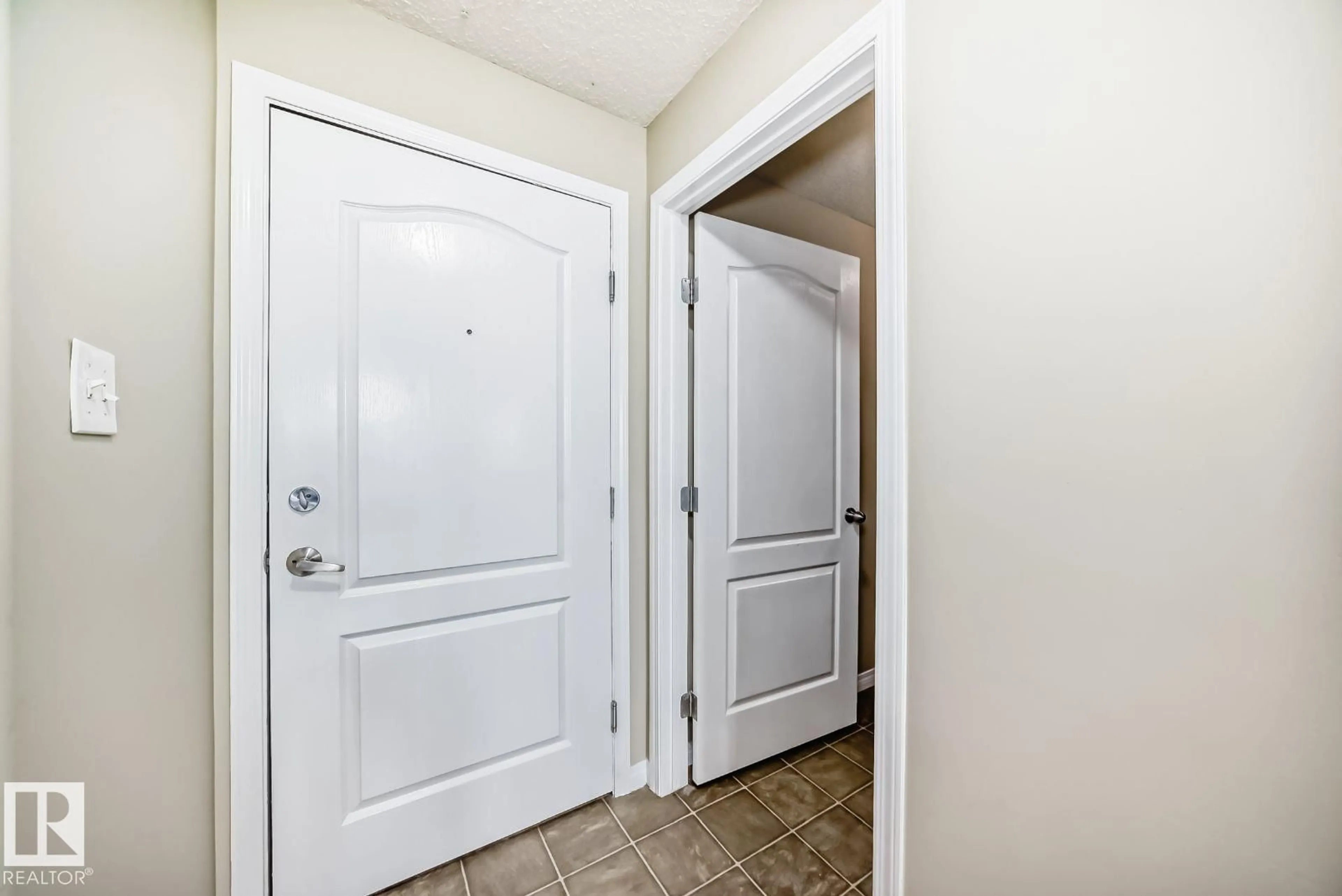 Indoor entryway for 1315 CLAREVIEW STATION DR, Edmonton Alberta T5Y0E6