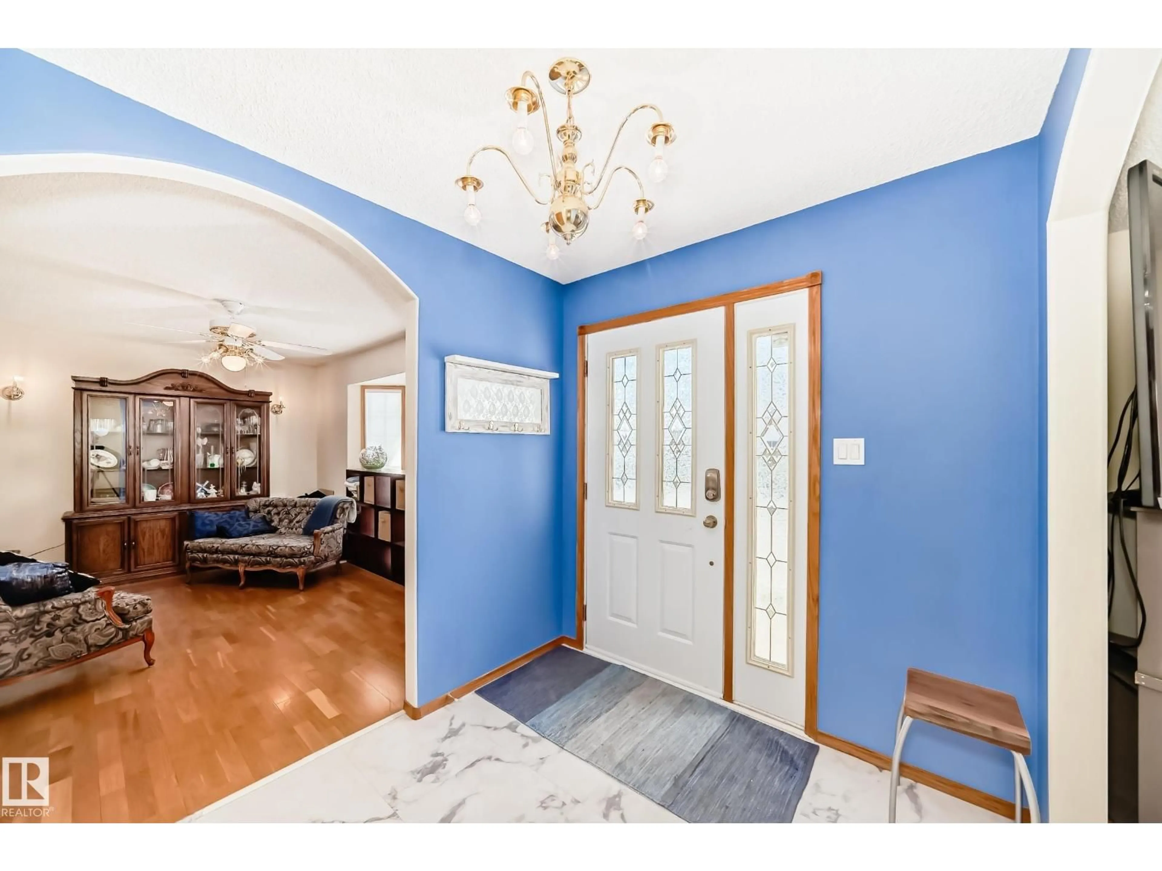 Indoor entryway for 15330 99 AV, Edmonton Alberta T5P0H9
