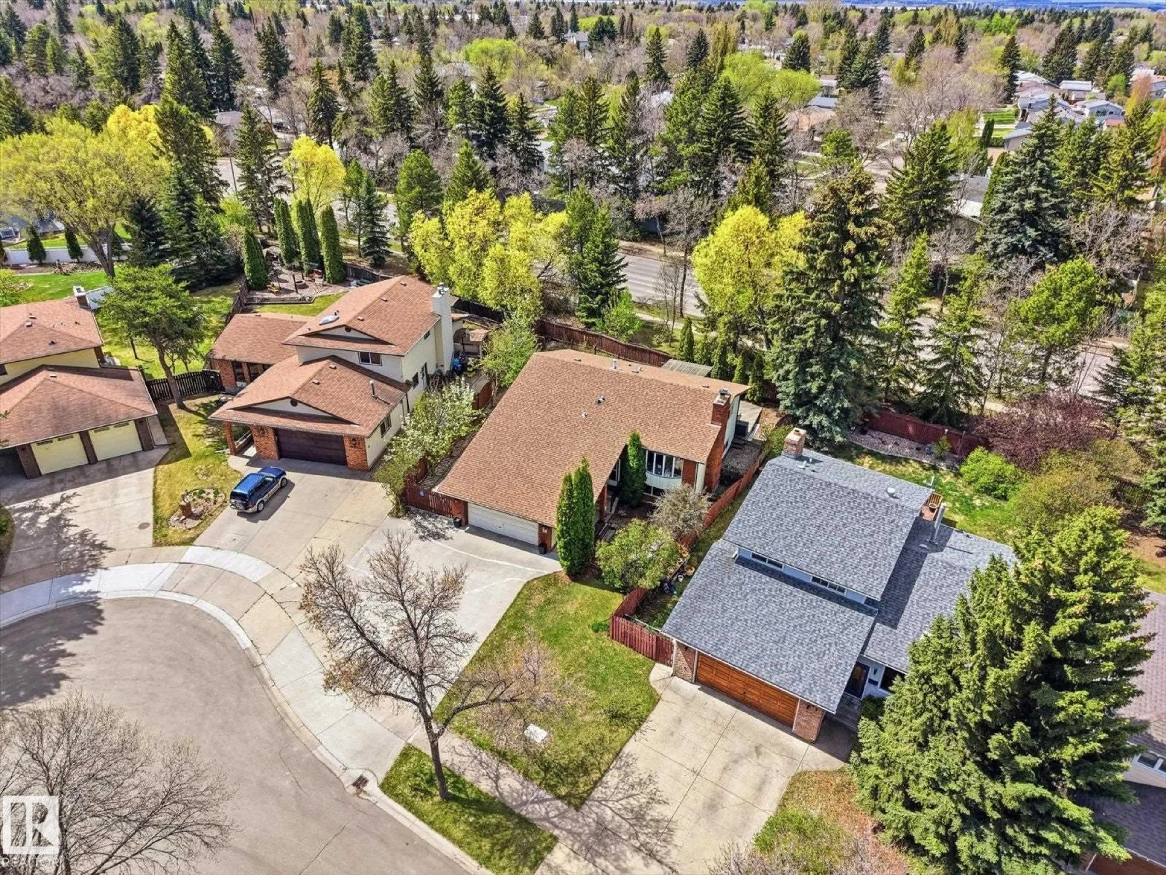 A pic from outside/outdoor area/front of a property/back of a property/a pic from drone, street for 45 LORNE CR, St. Albert Alberta T8N3R5