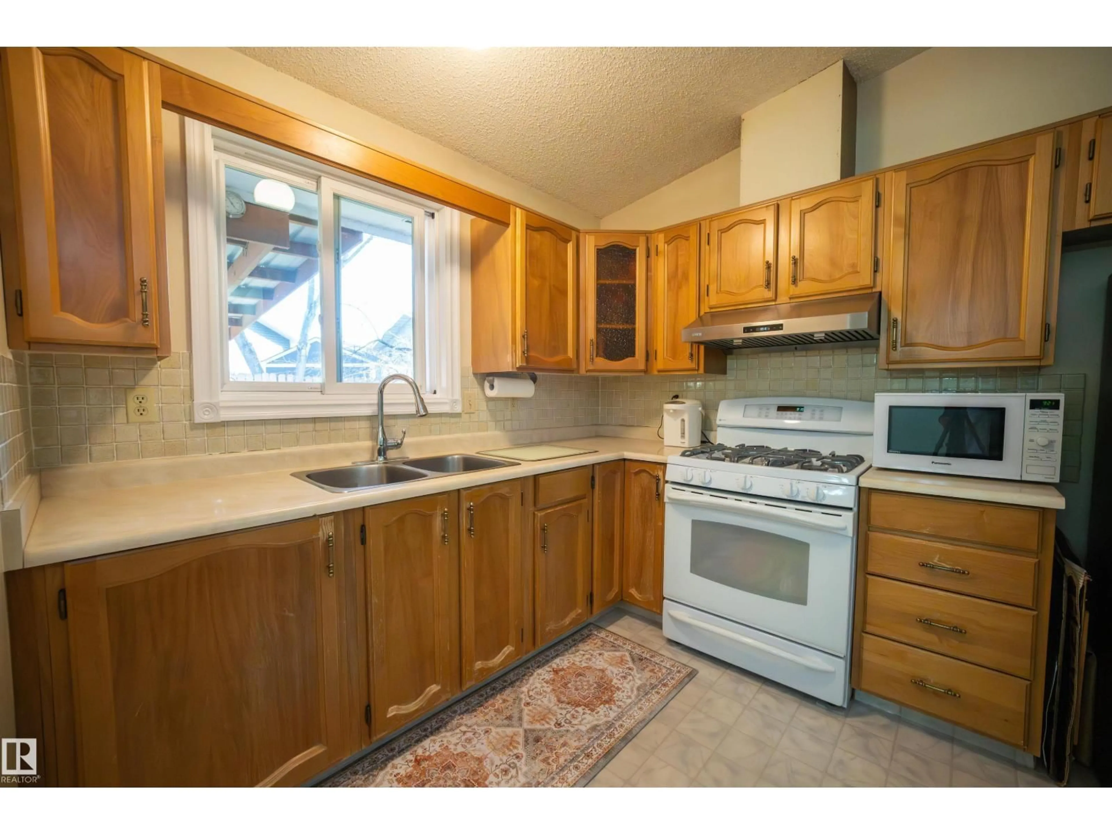 Standard kitchen, unknown for 4724 38B AV NW, Edmonton Alberta T6L5B9