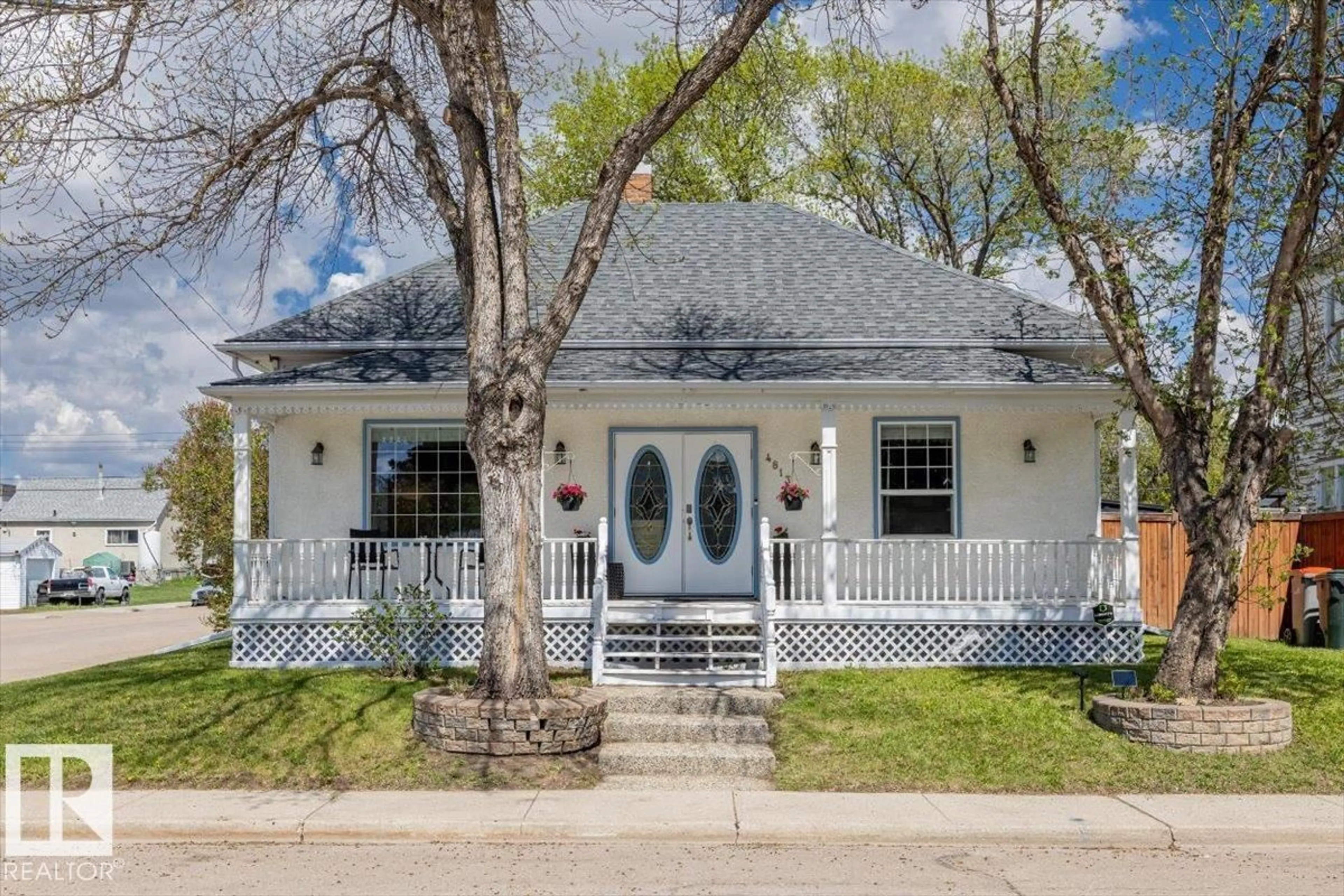 Home with vinyl exterior material, street for 4813 53 AV, Stony Plain Alberta T7Z1C5