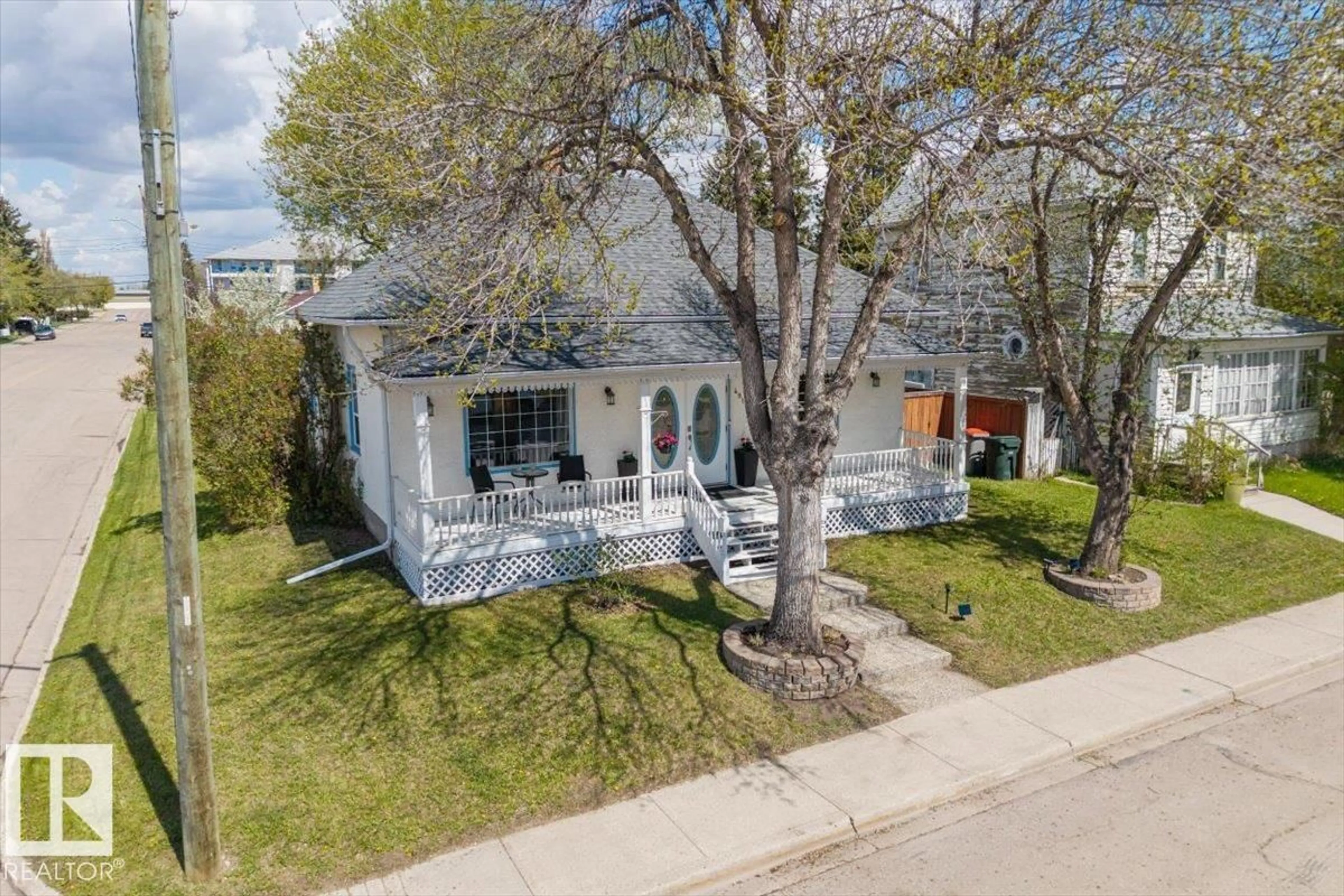 A pic from outside/outdoor area/front of a property/back of a property/a pic from drone, street for 4813 53 AV, Stony Plain Alberta T7Z1C5
