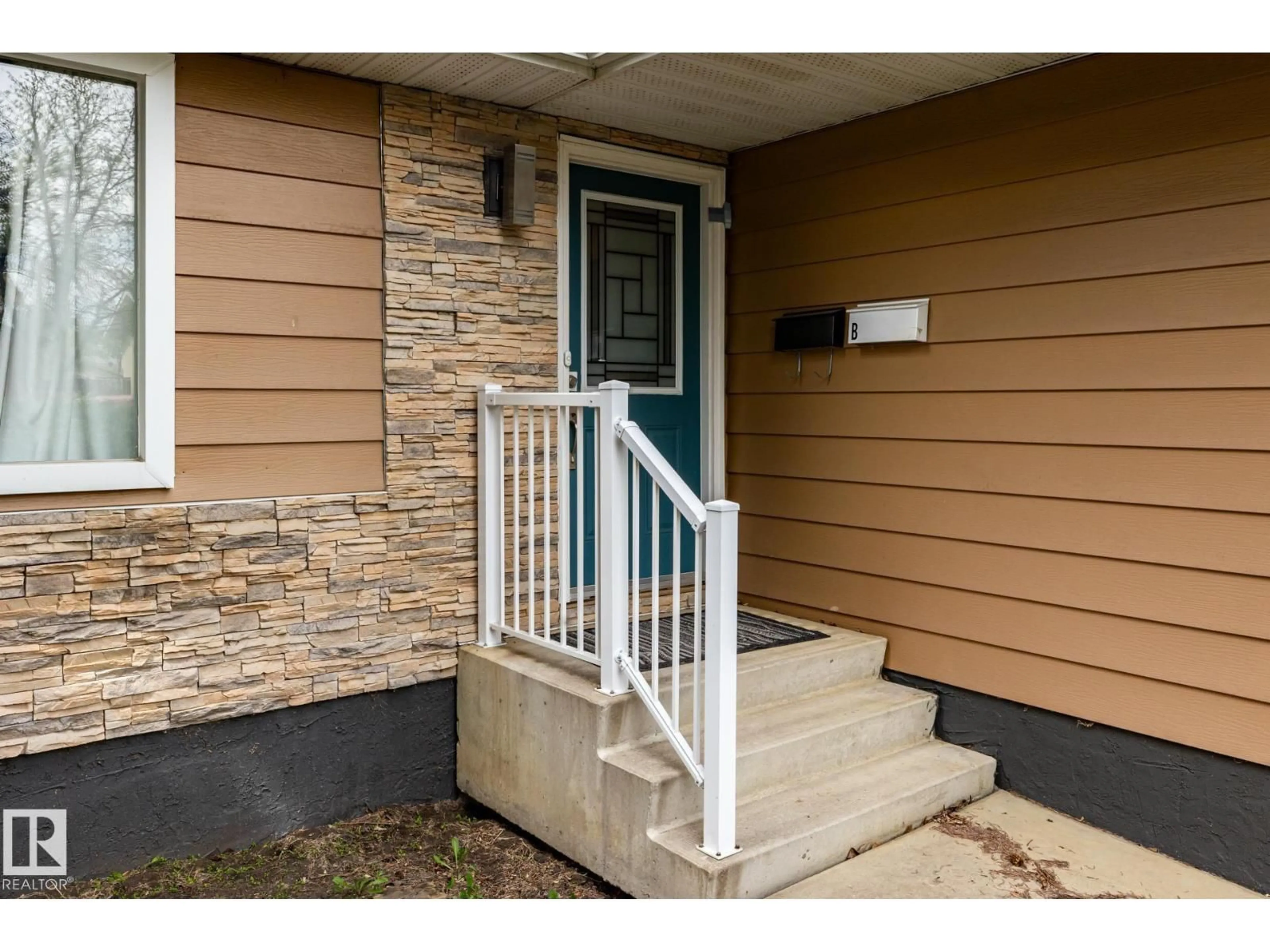 Indoor entryway for 3004 68 ST, Edmonton Alberta T6K1N6