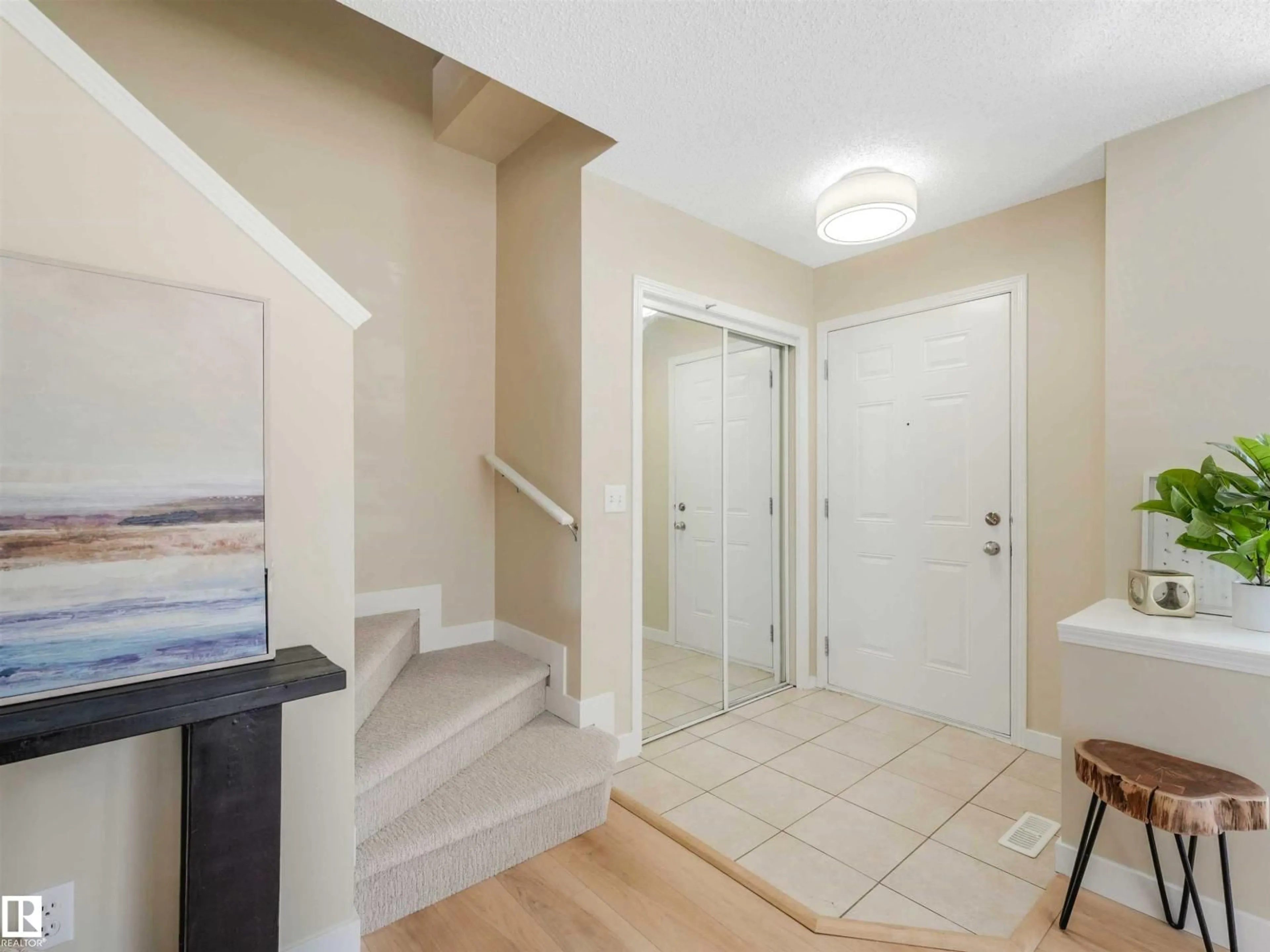 Indoor entryway for 5916 SOUTH TERWILLEGAR BV, Edmonton Alberta T6R0A7