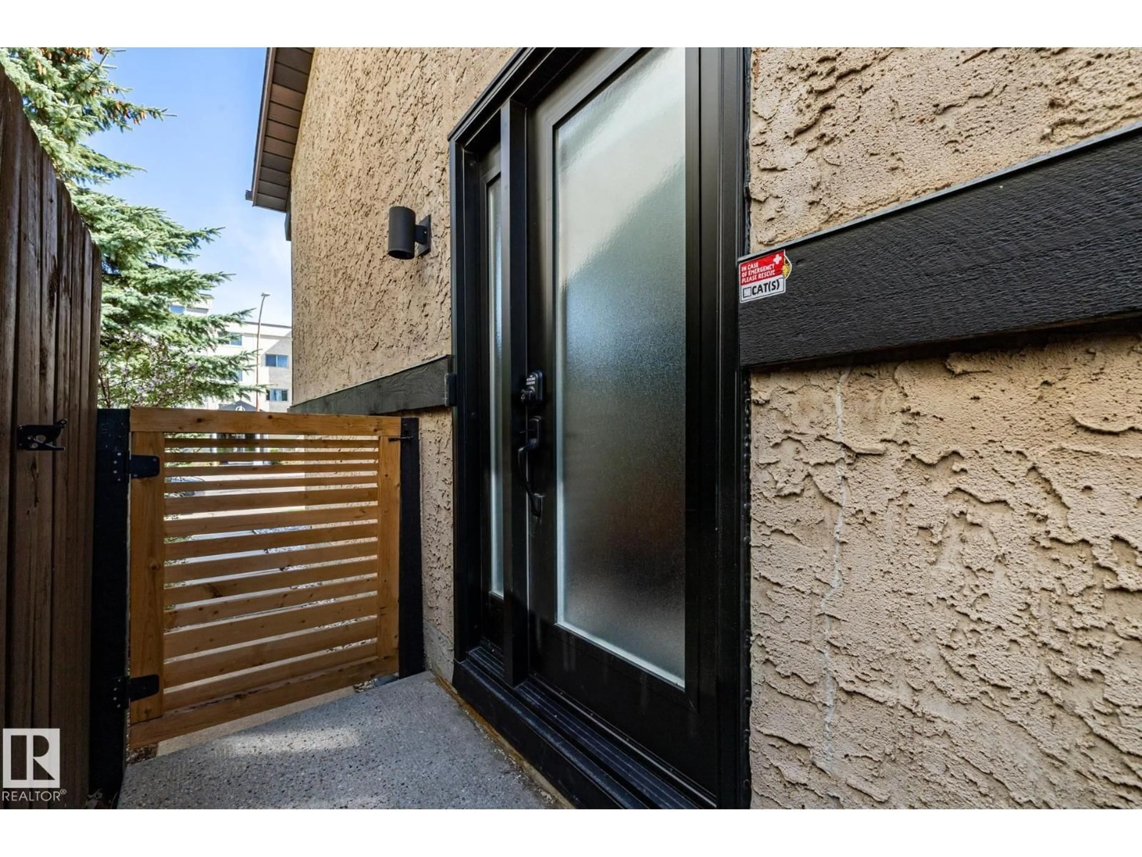 Indoor entryway for 3615 43 AV, Edmonton Alberta T5L4J5