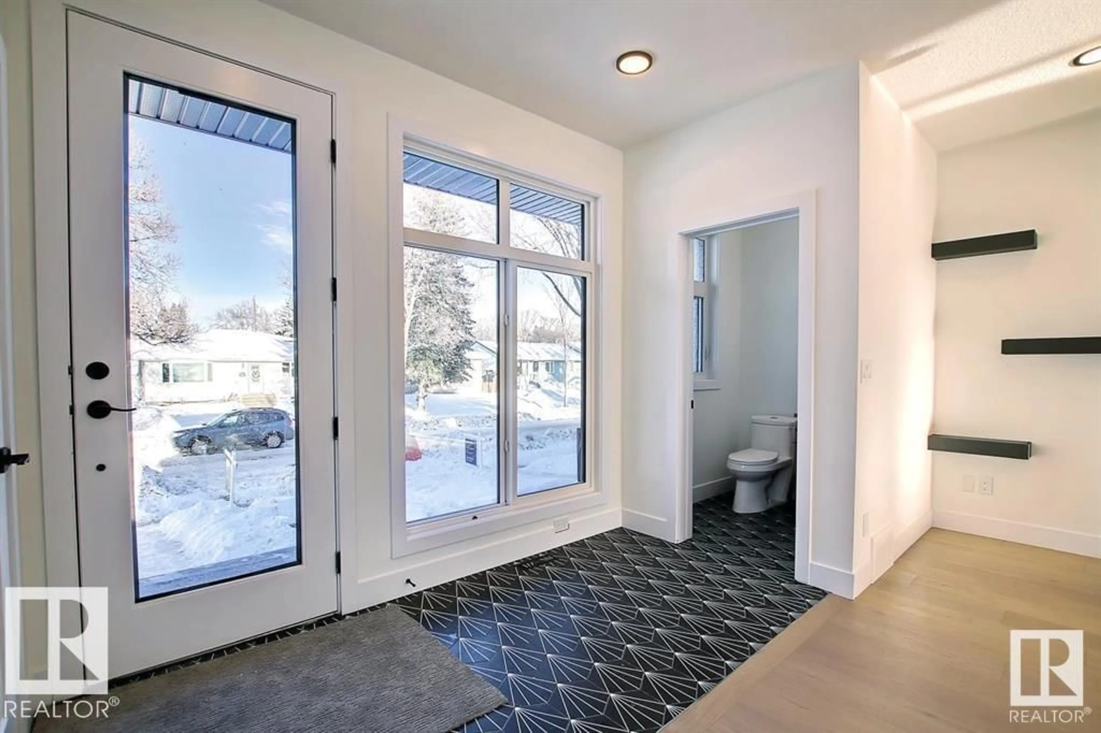Indoor entryway for 13909 107A AV, Edmonton Alberta T5M2A8