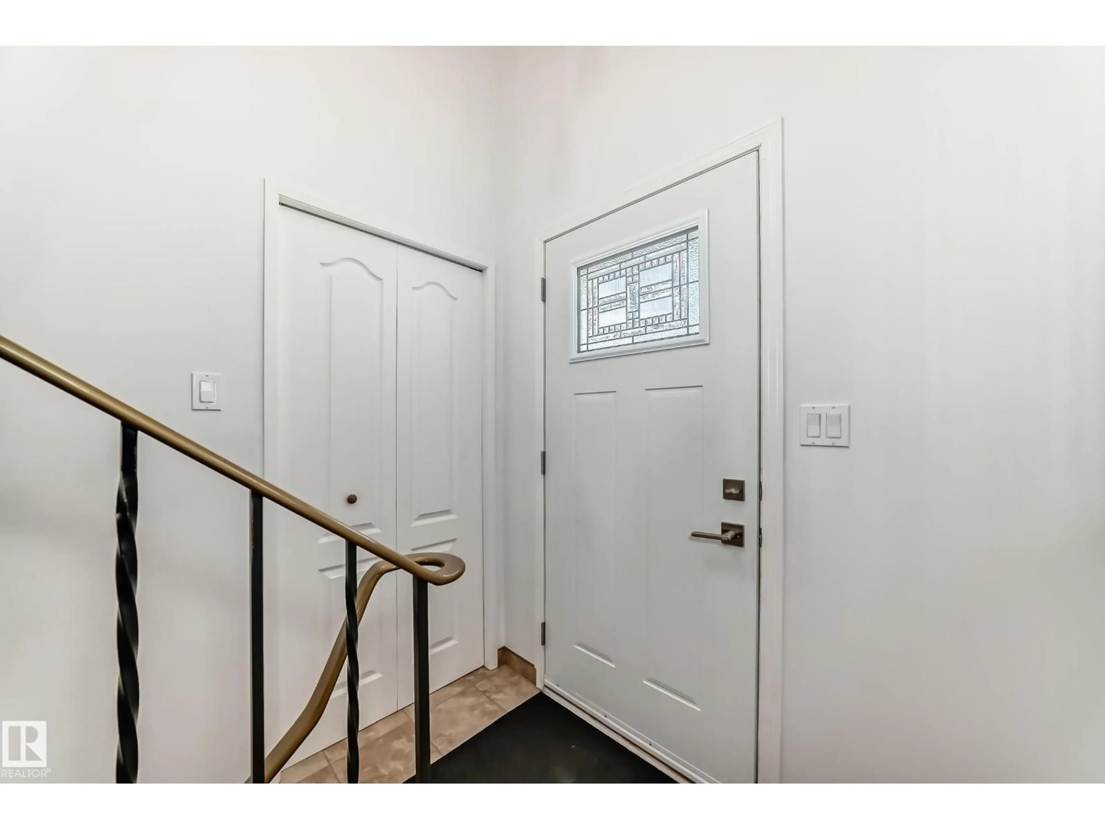 Indoor entryway for NW - 11812 139 AV, Edmonton Alberta T5X4J5