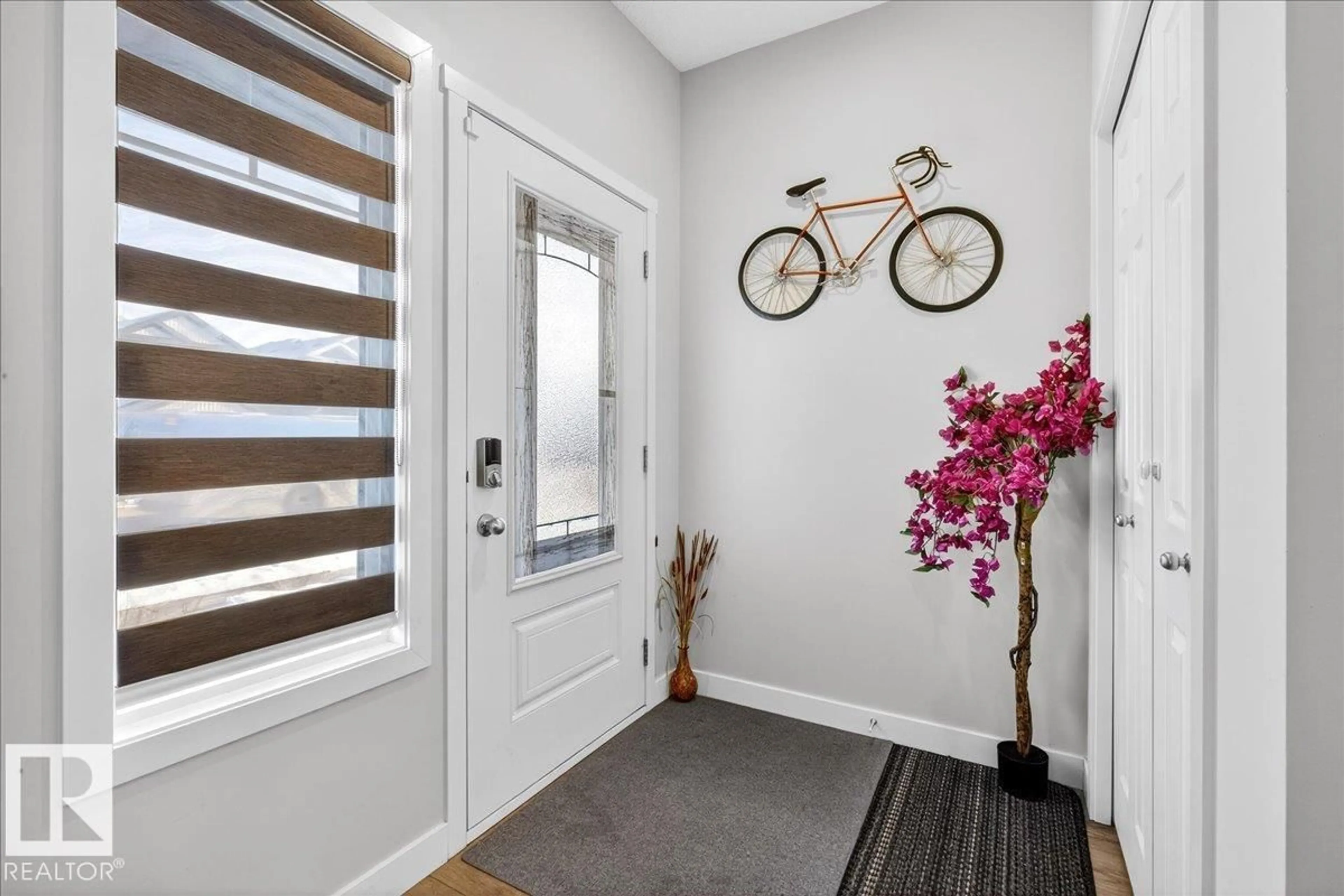 Indoor entryway for 5315 22 AV, Edmonton Alberta T6X2H8