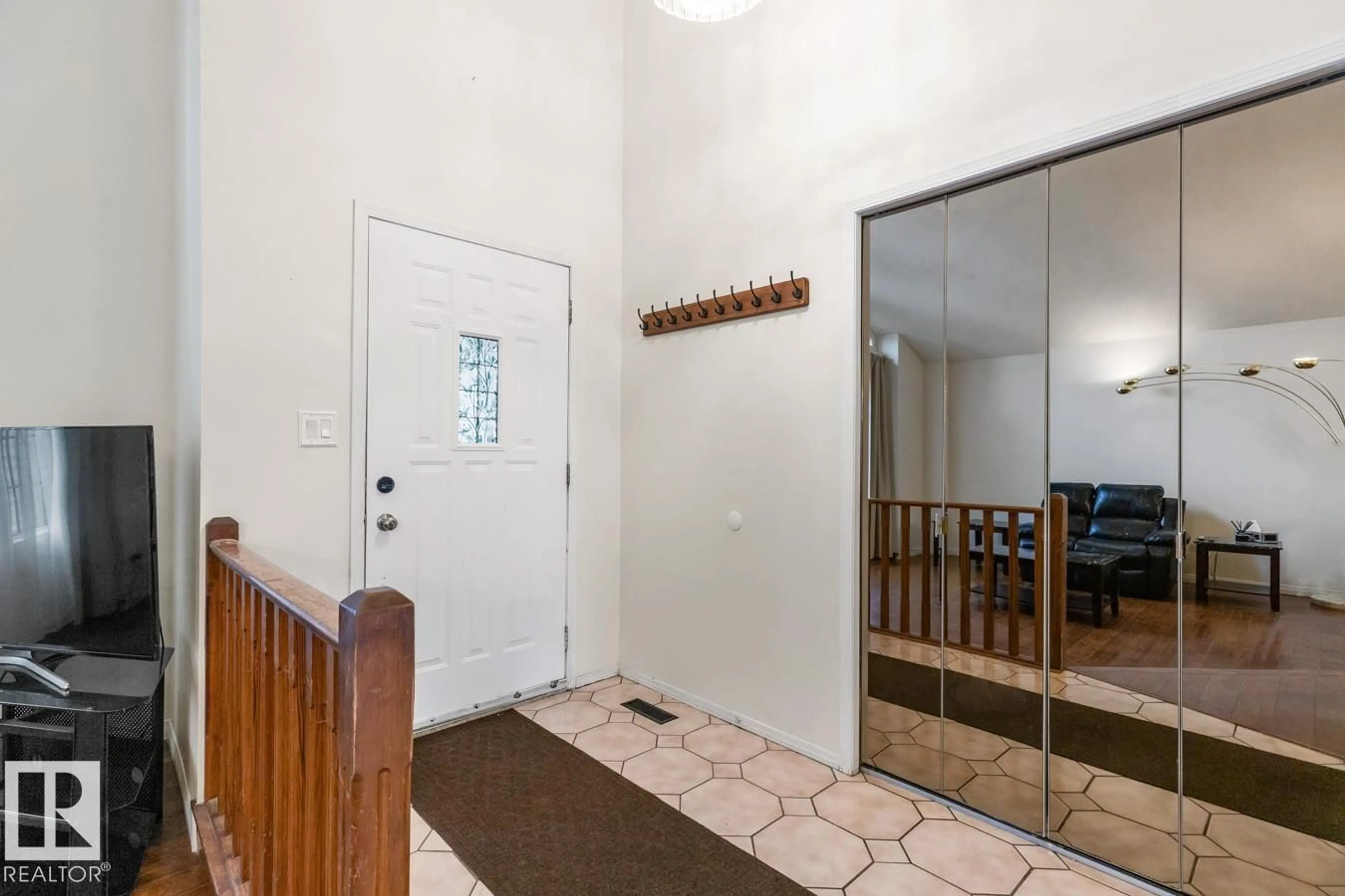 Indoor foyer for 4340 33 ST, Edmonton Alberta T6T1B7