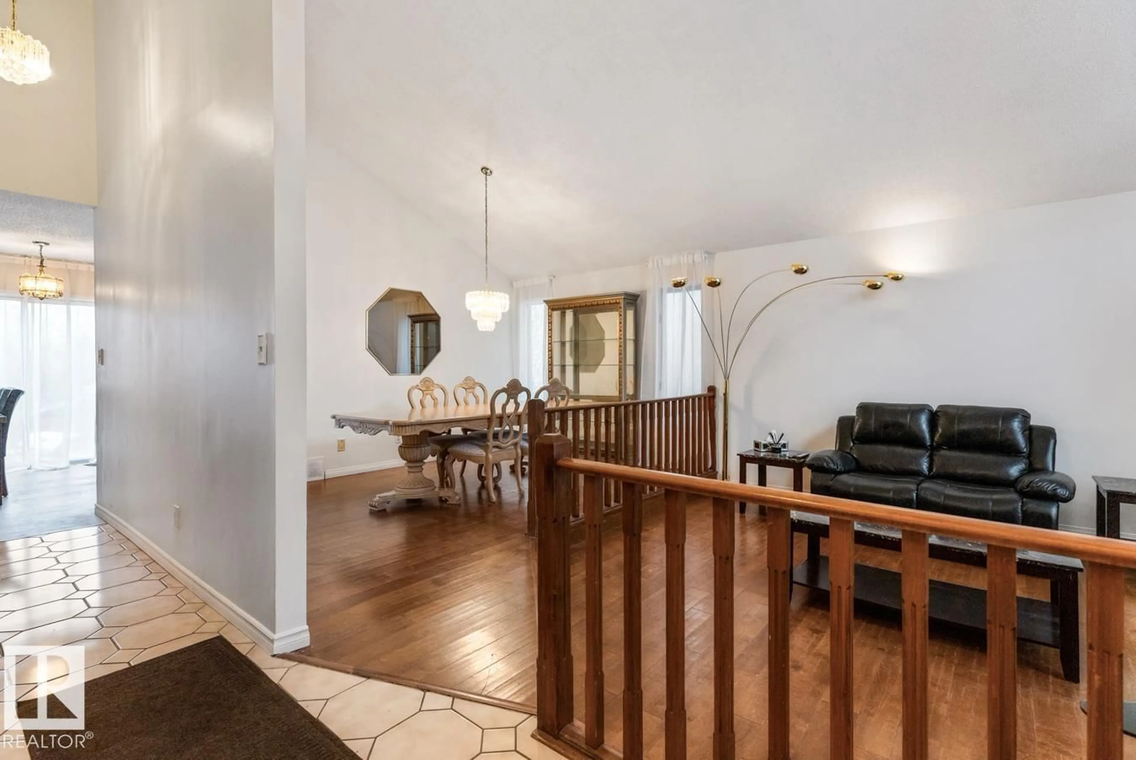 Indoor foyer for 4340 33 ST, Edmonton Alberta T6T1B7