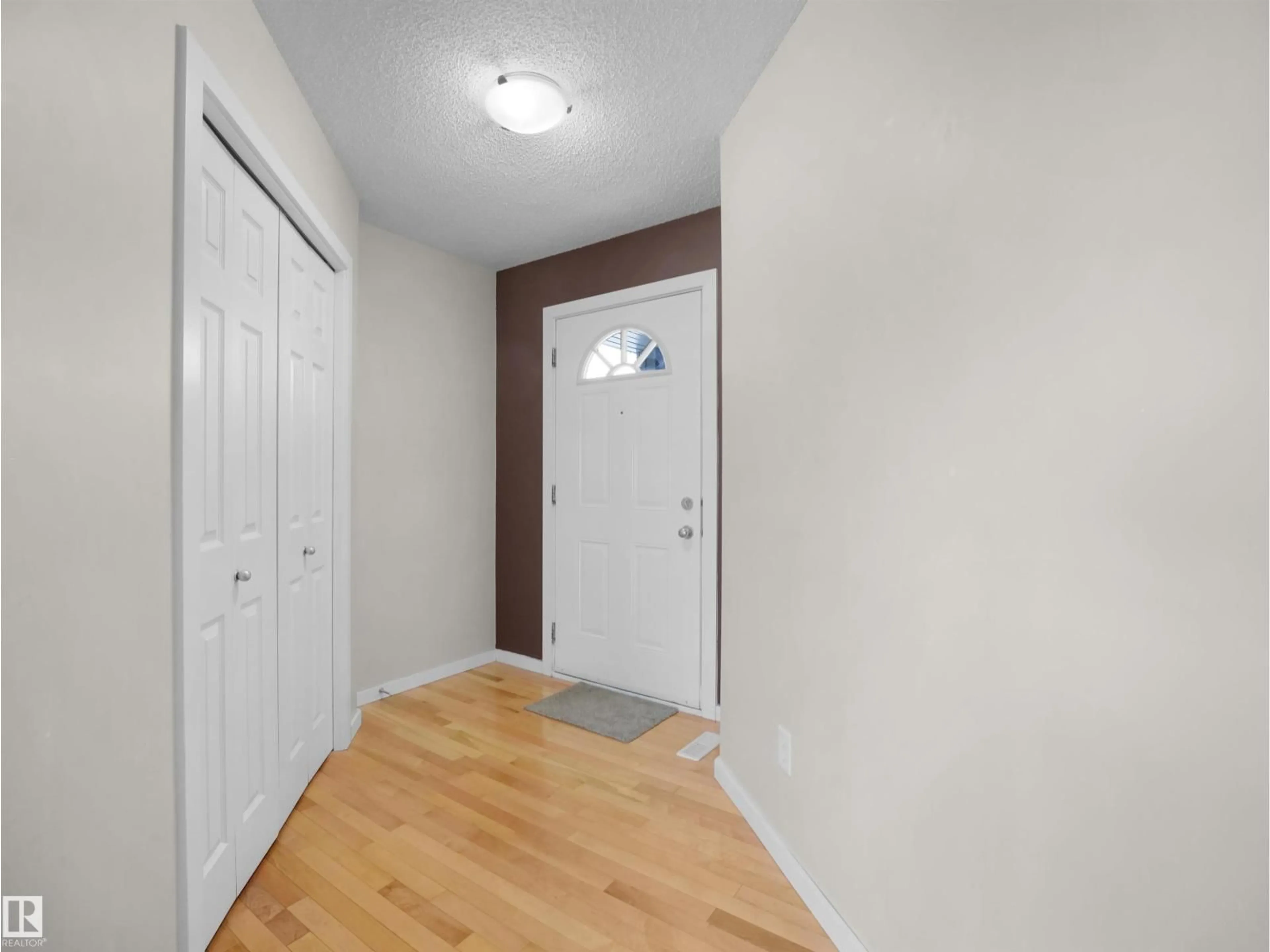 Indoor entryway for 3428 28 ST, Edmonton Alberta T6T2A5