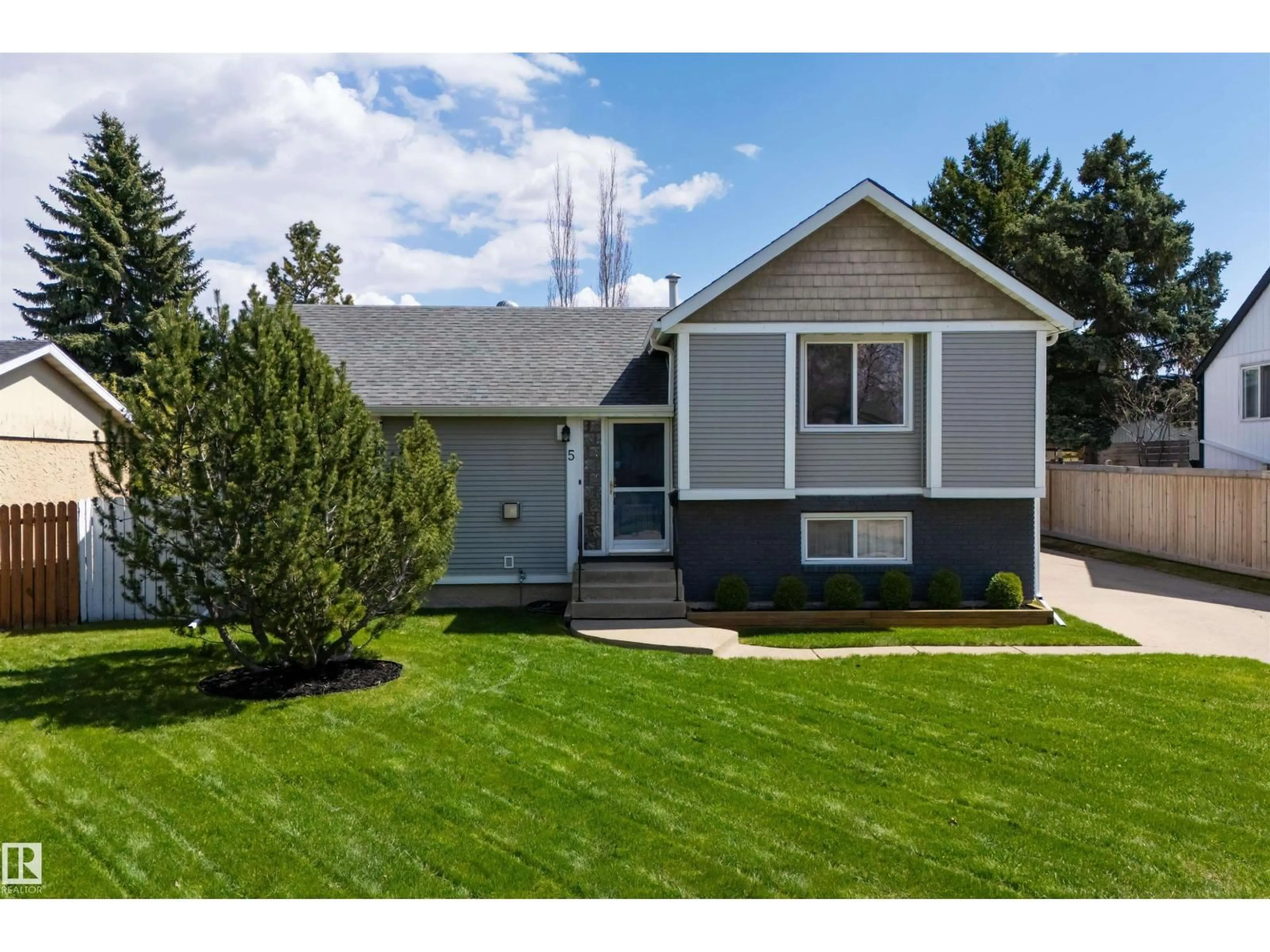 Home with vinyl exterior material, street for 5 ARLINGTON DR, St. Albert Alberta T8N2V4