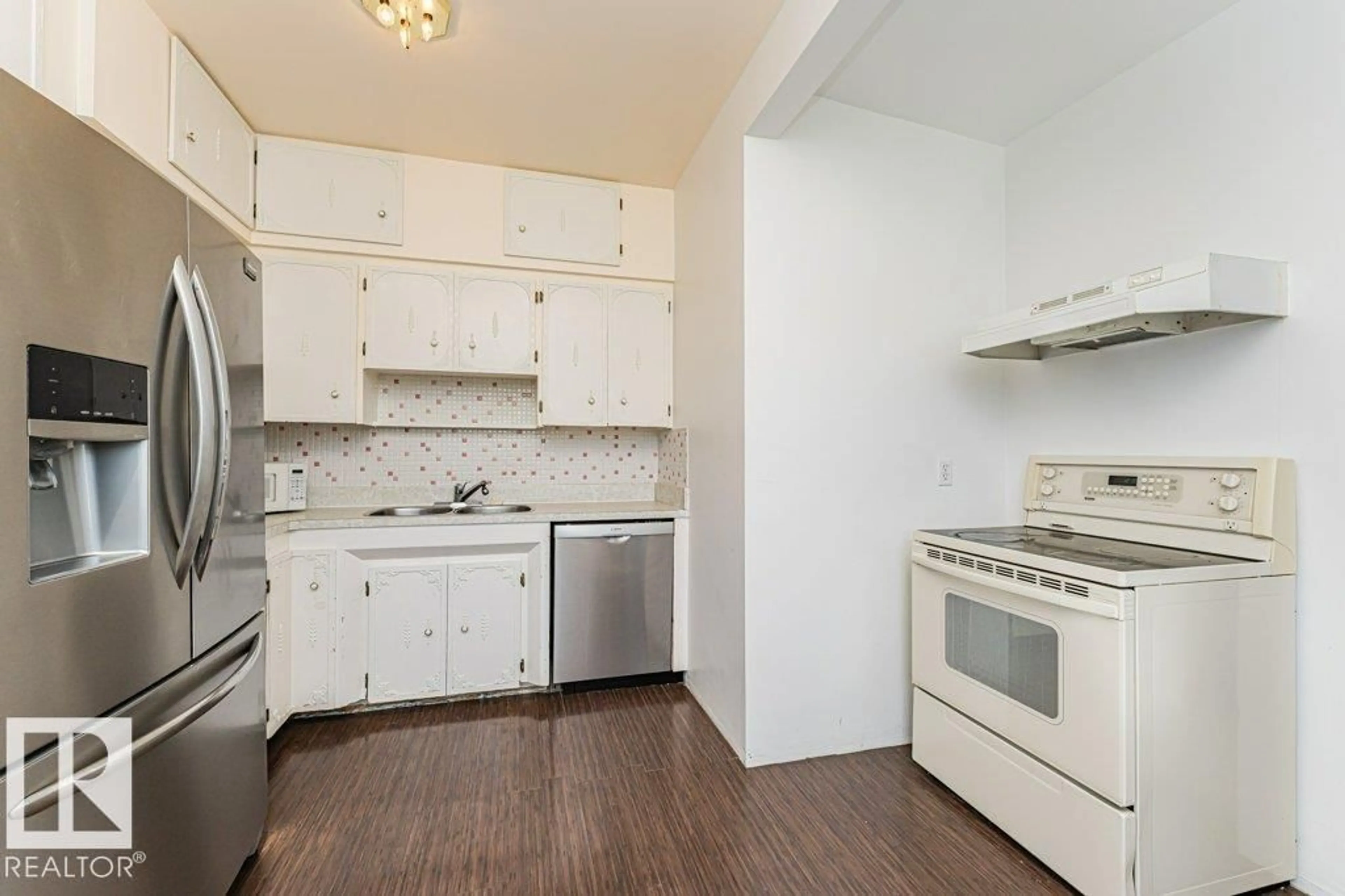 Standard kitchen, unknown for 8721 154 ST, Edmonton Alberta T5R1S6