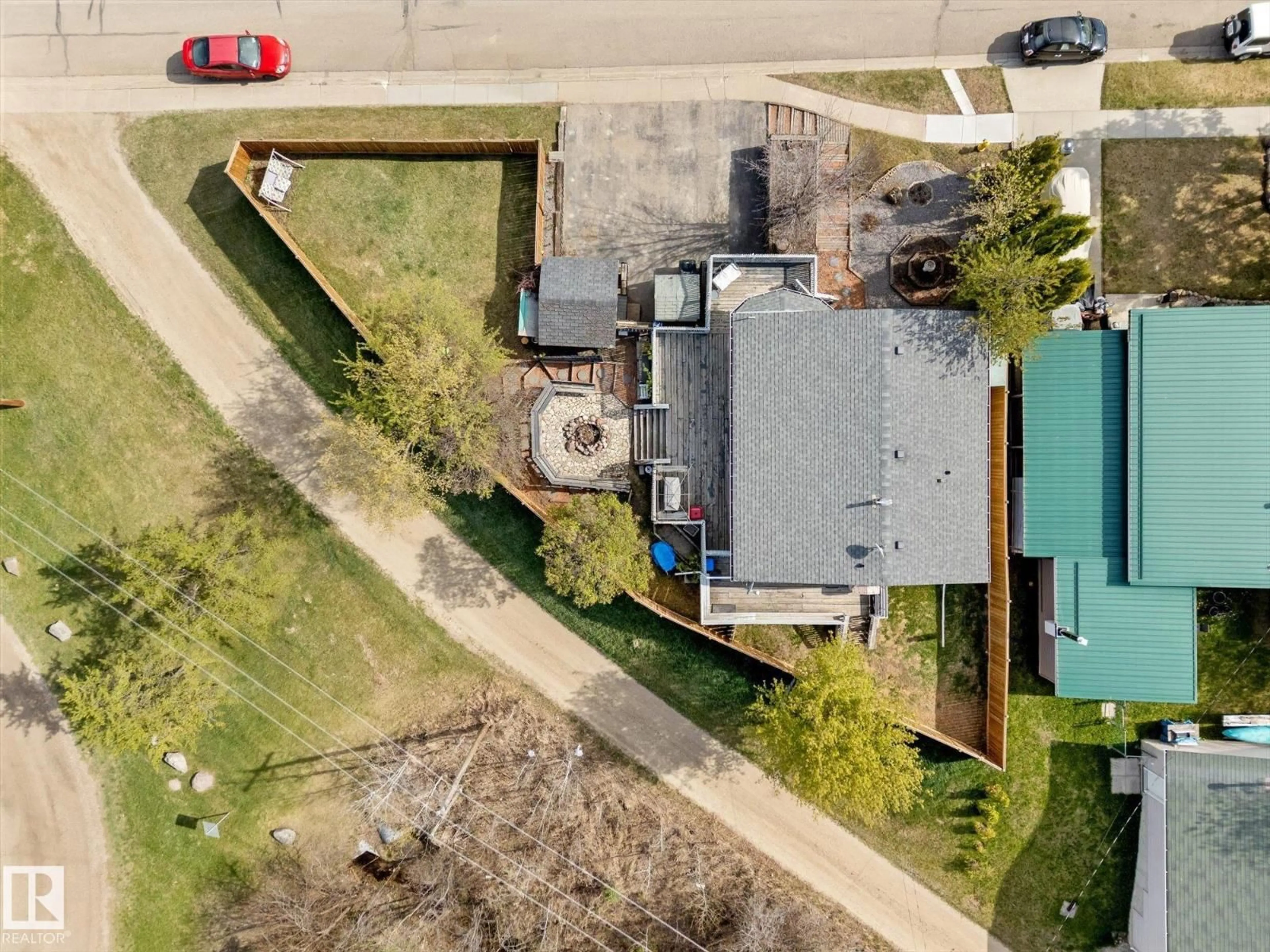 A pic from outside/outdoor area/front of a property/back of a property/a pic from drone, street for 4759 48 ST, Onoway Alberta T0E1V0