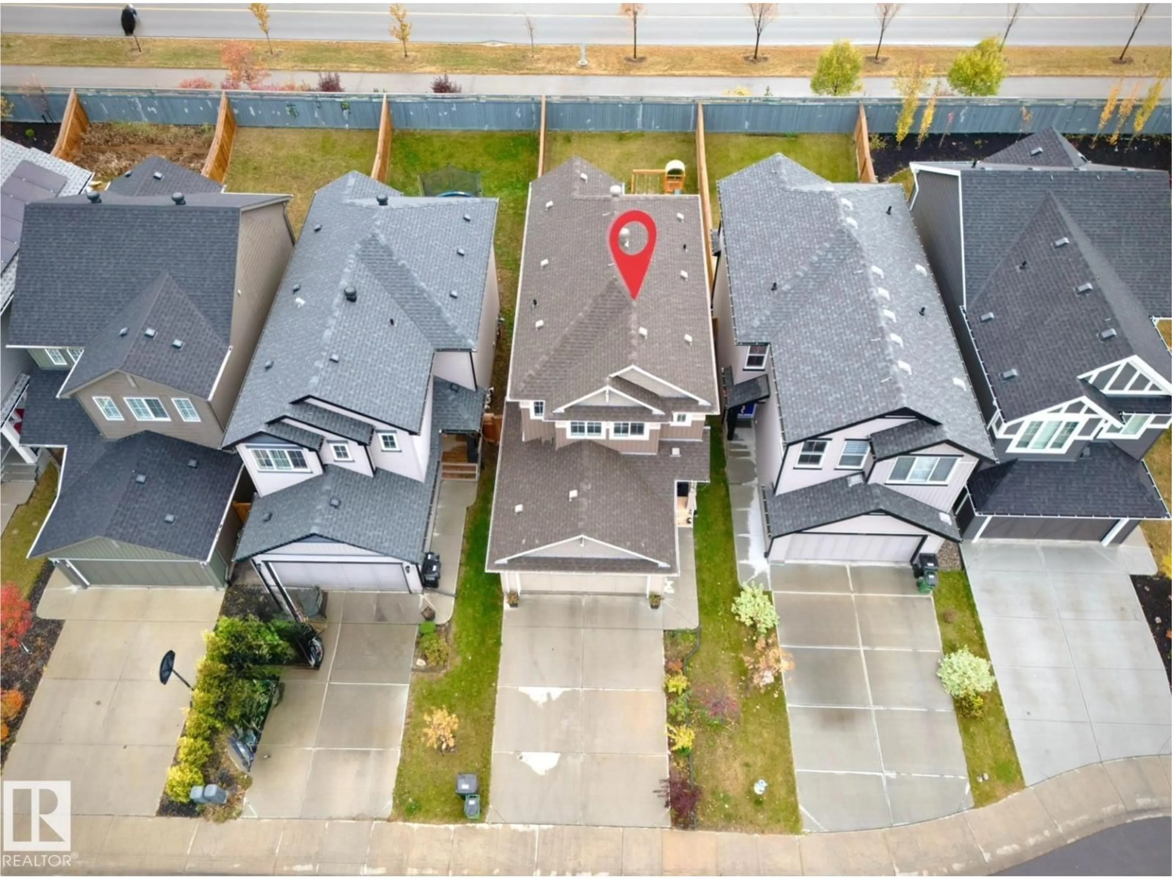 A pic from outside/outdoor area/front of a property/back of a property/a pic from drone, street for 1024 DANIELS LOOP, Edmonton Alberta T6W4C9