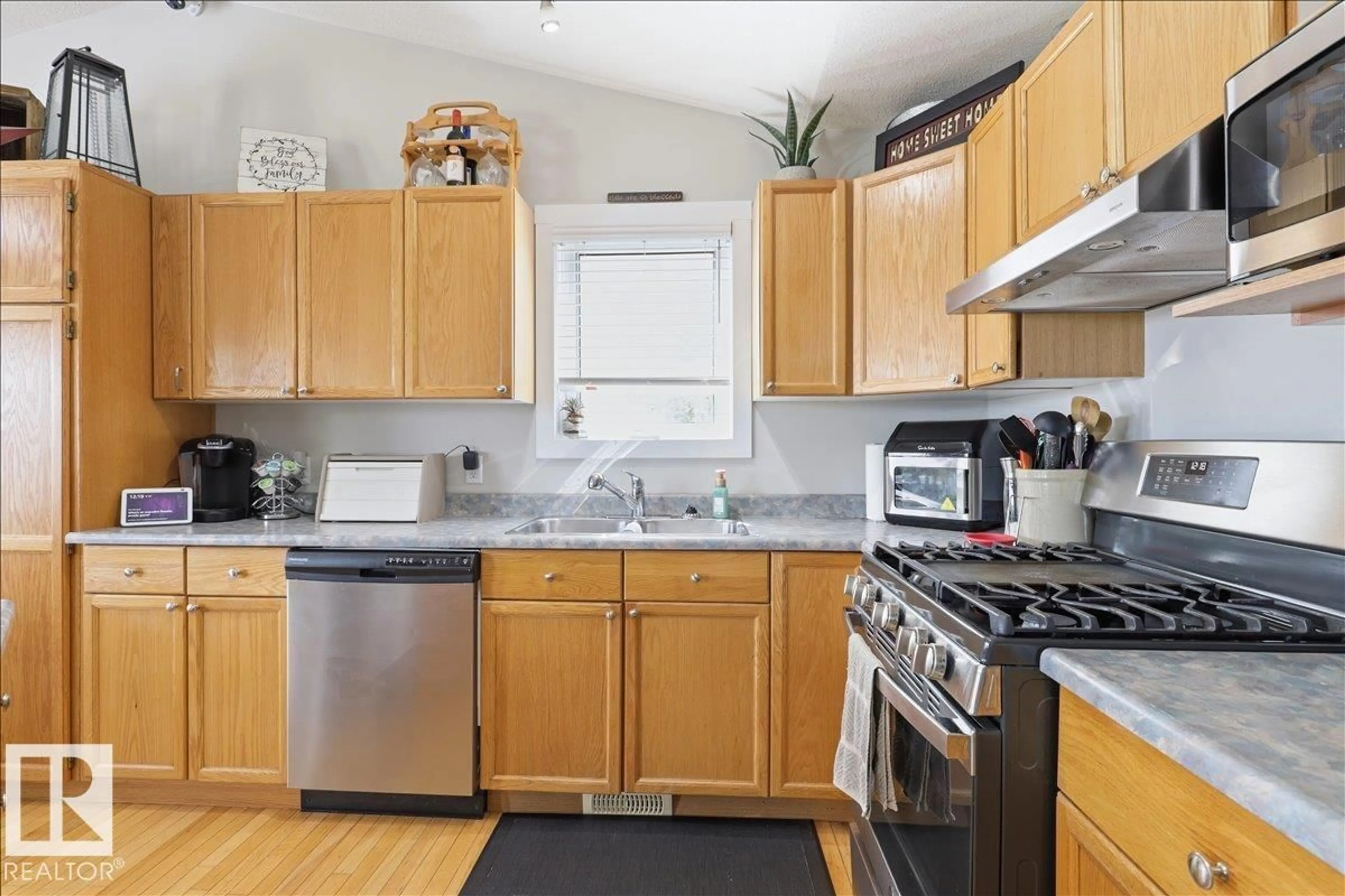 Standard kitchen, unknown for 5211 47 ST, Thorsby Alberta T0C2P0