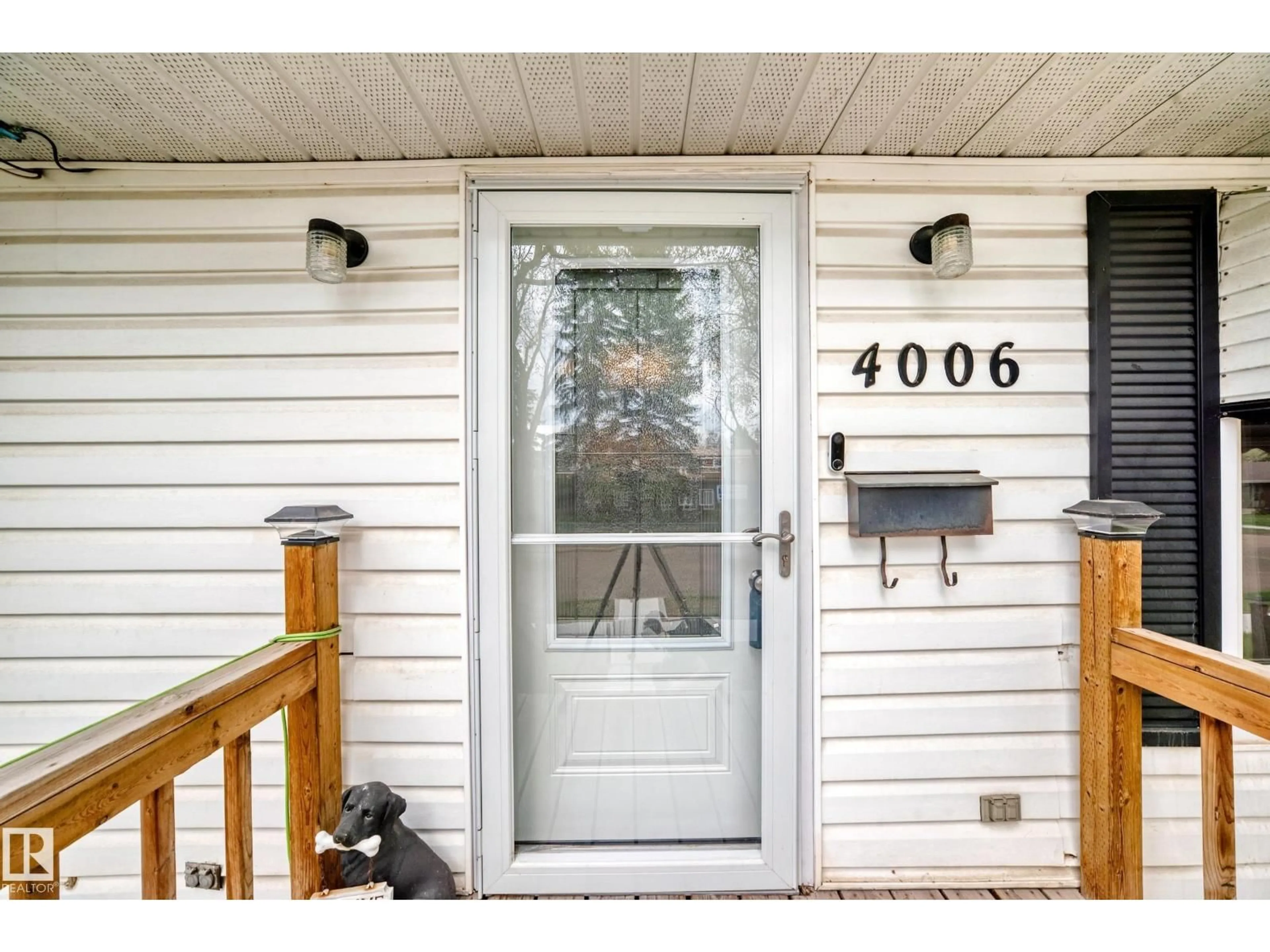 Indoor entryway for NW - 4006 115 AV, Edmonton Alberta T5W0V4
