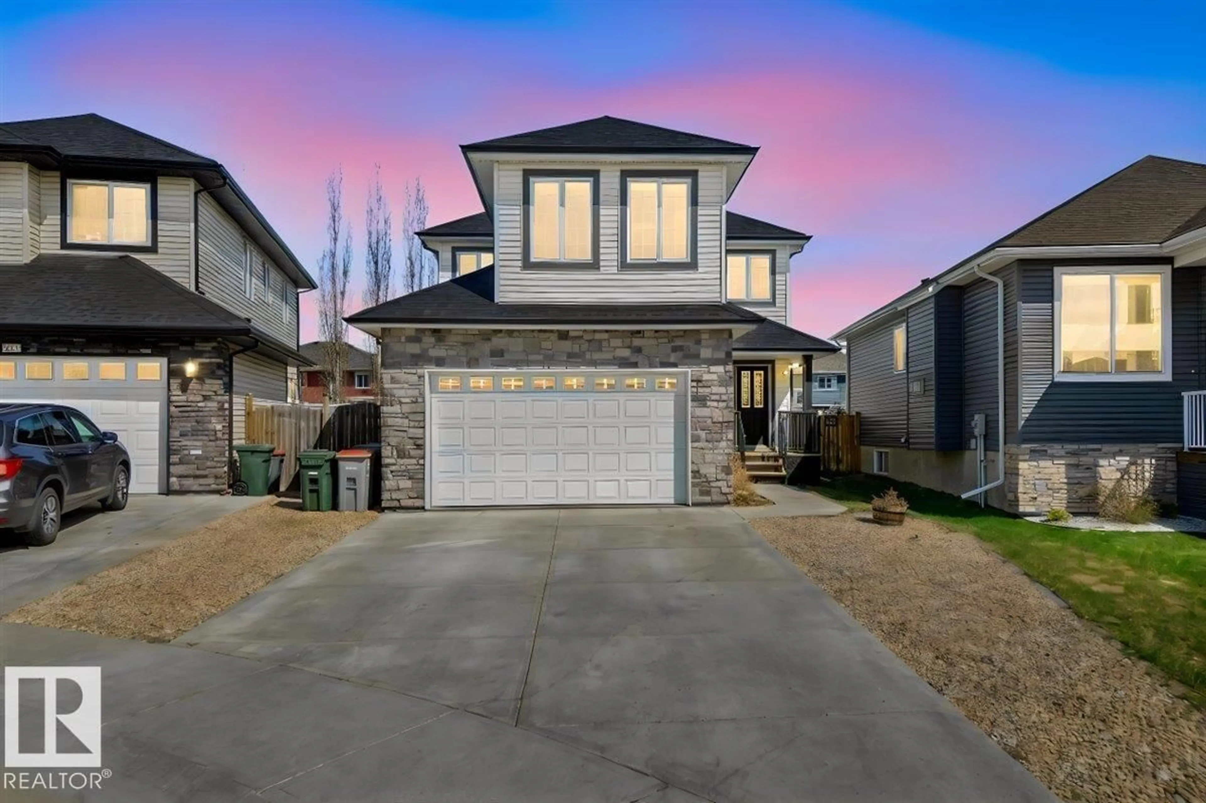 Home with vinyl exterior material, street for 40 WILLOWDALE PL, Stony Plain Alberta T7Z0A4