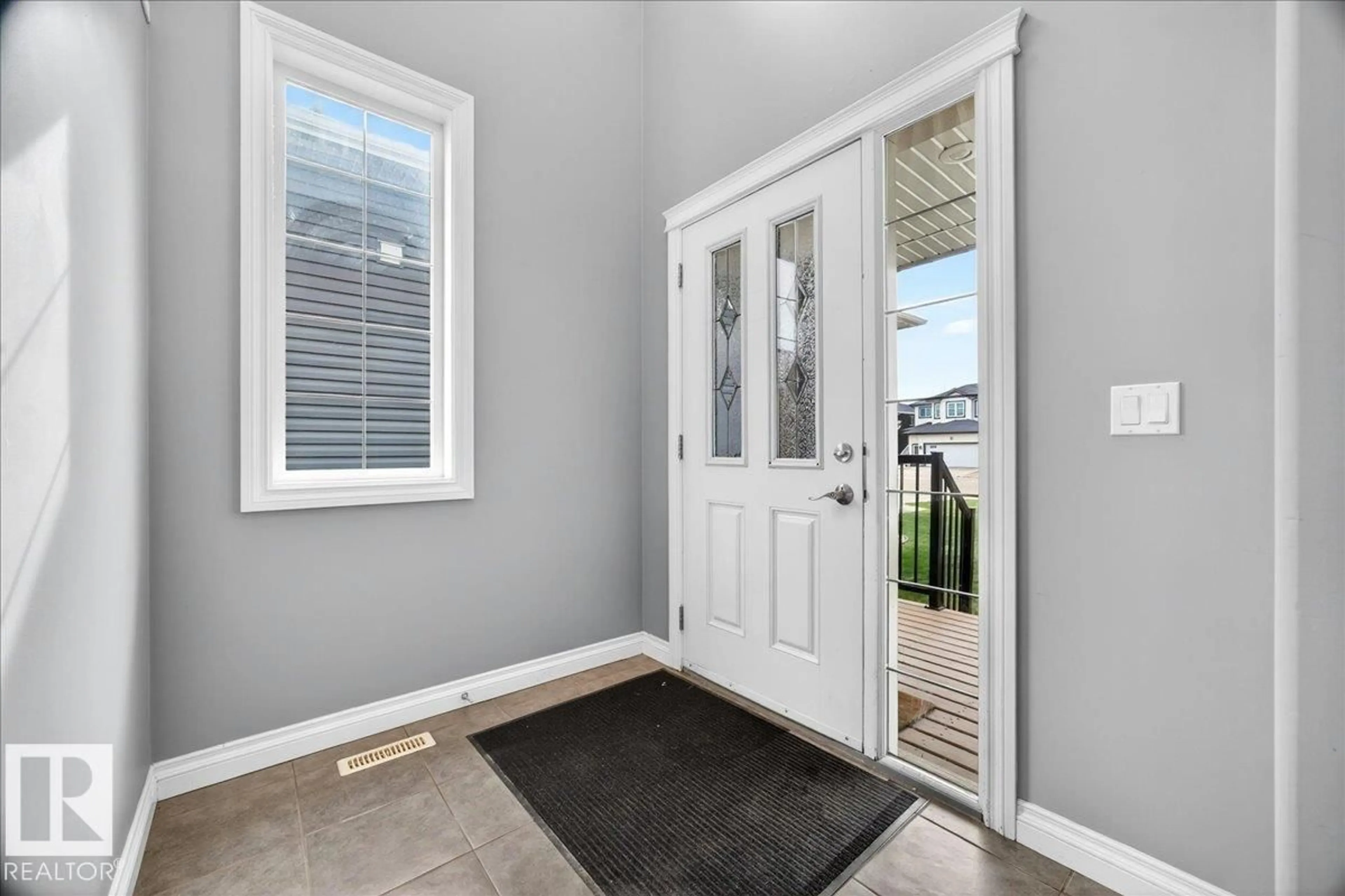 Indoor entryway for 40 WILLOWDALE PL, Stony Plain Alberta T7Z0A4