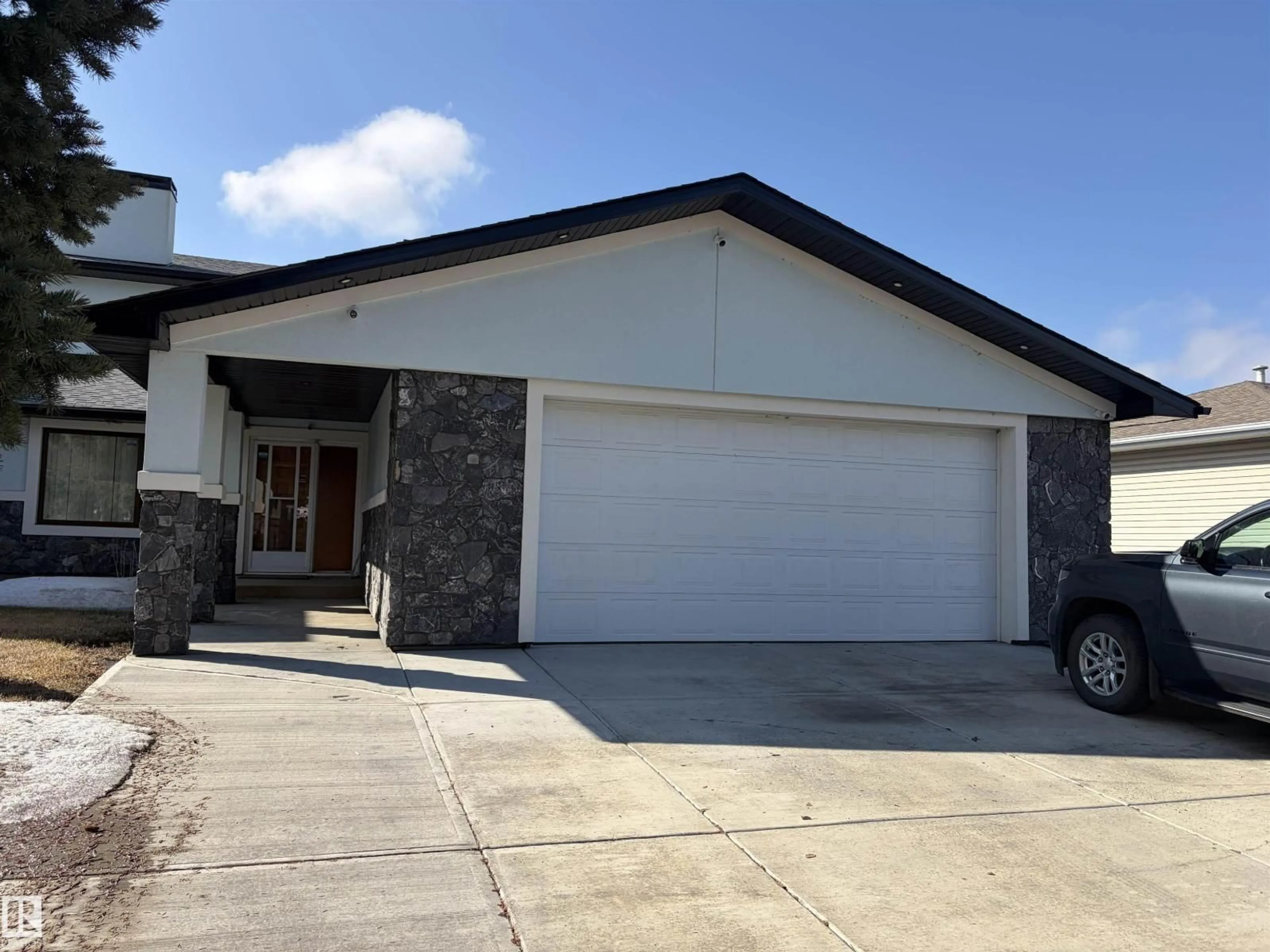 Indoor garage for NW - 7007 10 AV, Edmonton Alberta T6K2T9