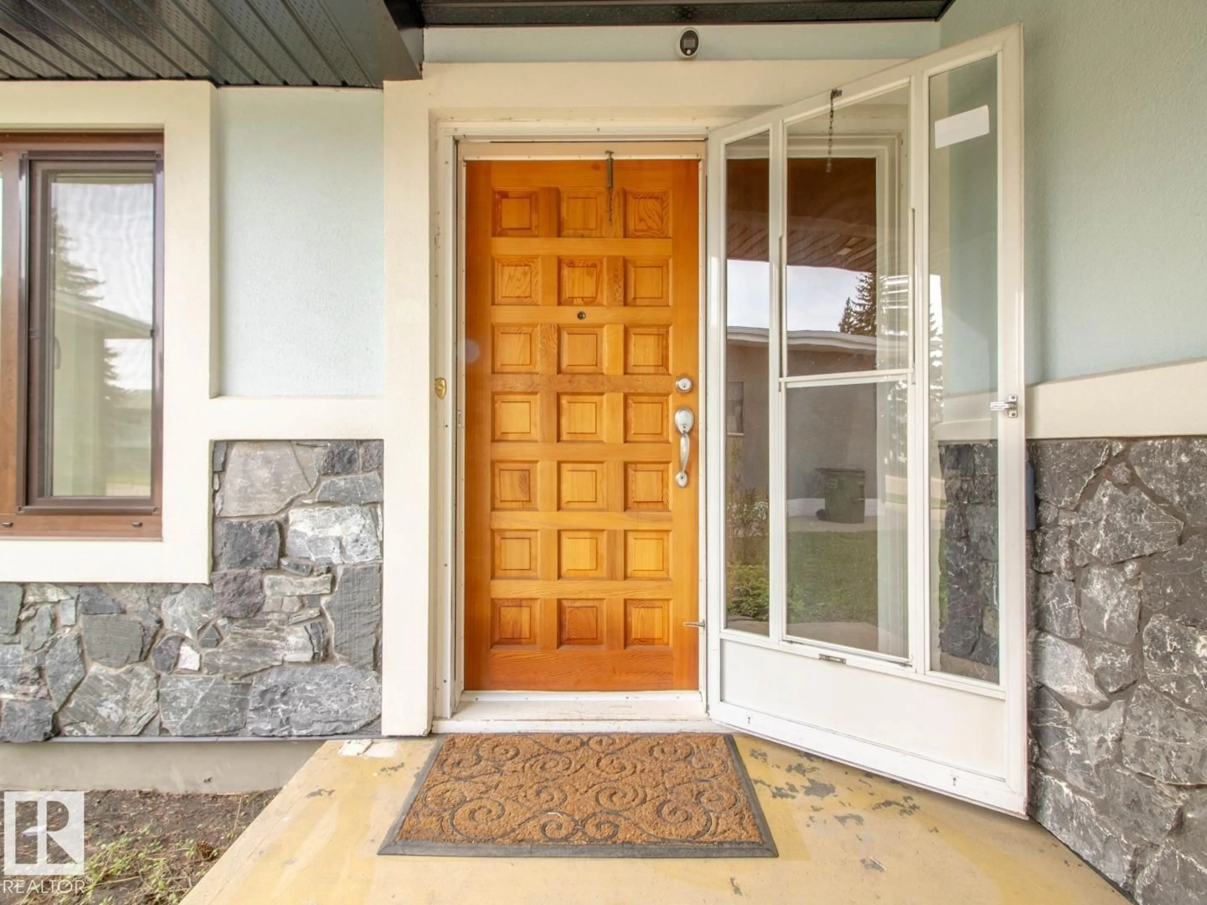 Indoor entryway for NW - 7007 10 AV, Edmonton Alberta T6K2T9