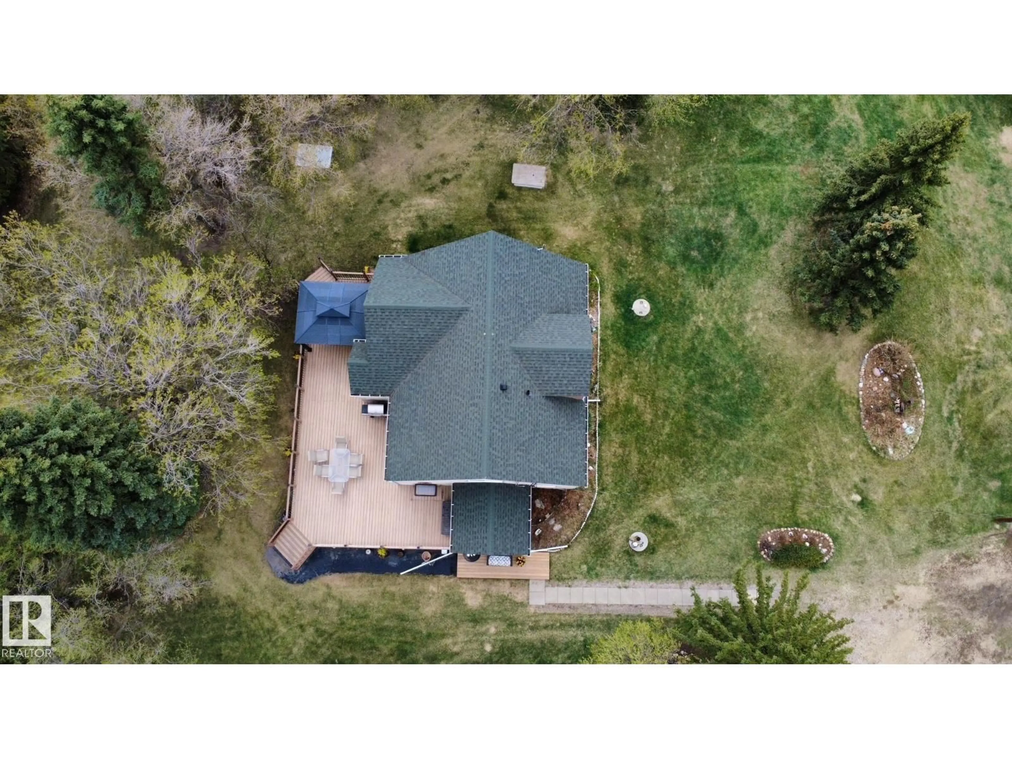 A pic from outside/outdoor area/front of a property/back of a property/a pic from drone, unknown for 55268 RANGE ROAD 212, Rural Strathcona County Alberta T8L4A9