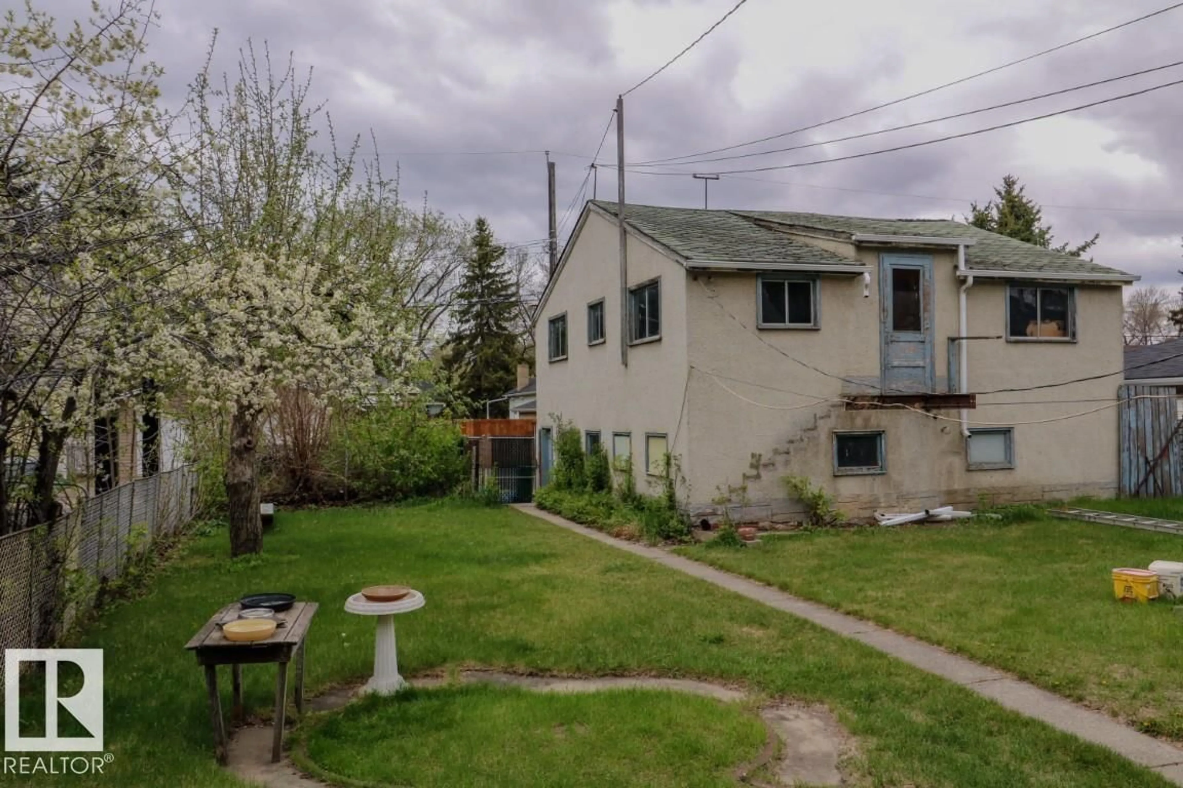 A pic from outside/outdoor area/front of a property/back of a property/a pic from drone, street for 11614 70 ST, Edmonton Alberta T5B1T5