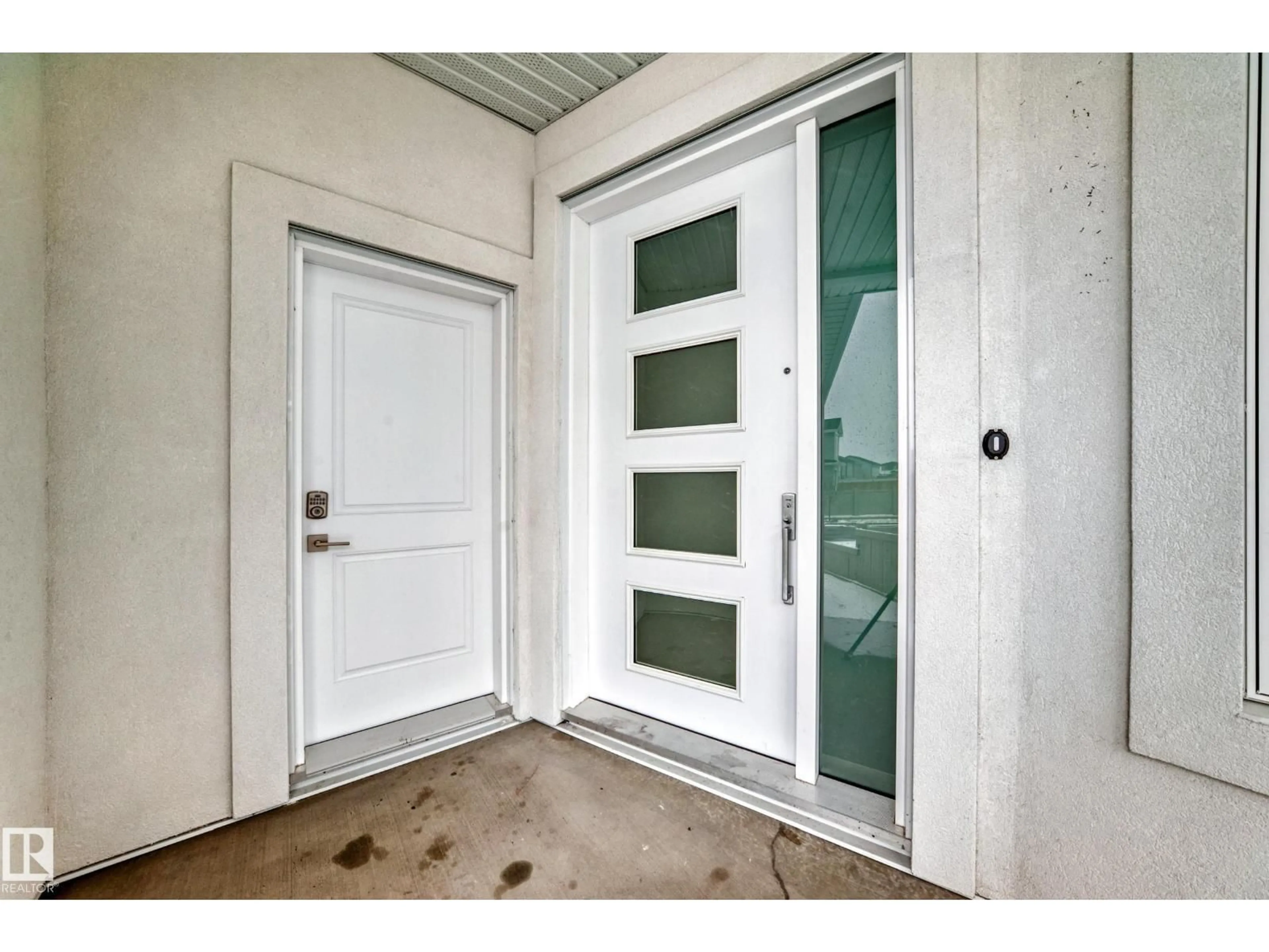 Indoor entryway for 340 33 AVE NW, Edmonton Alberta T6T2S9