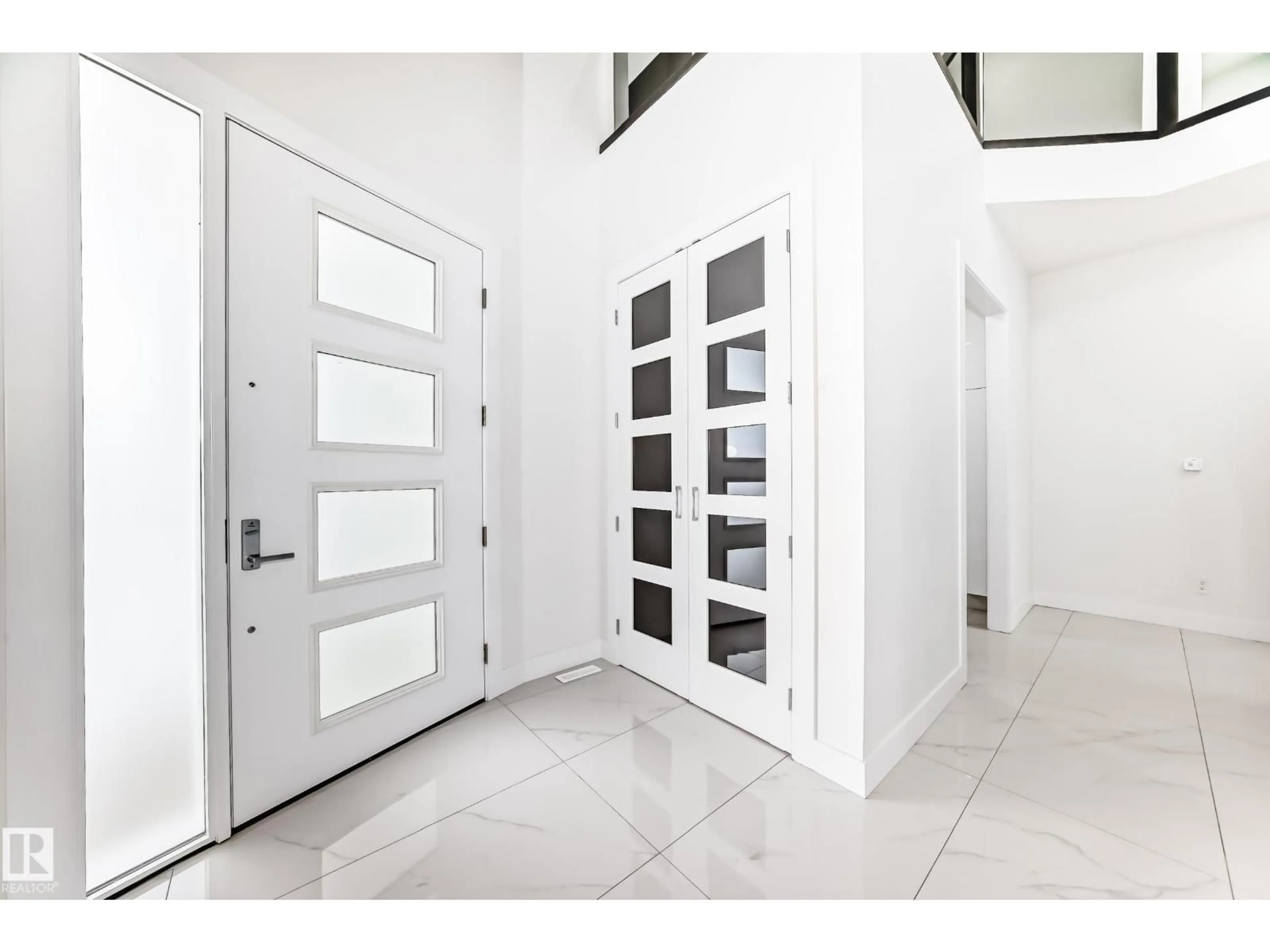 Indoor entryway for 340 33 AVE NW, Edmonton Alberta T6T2S9