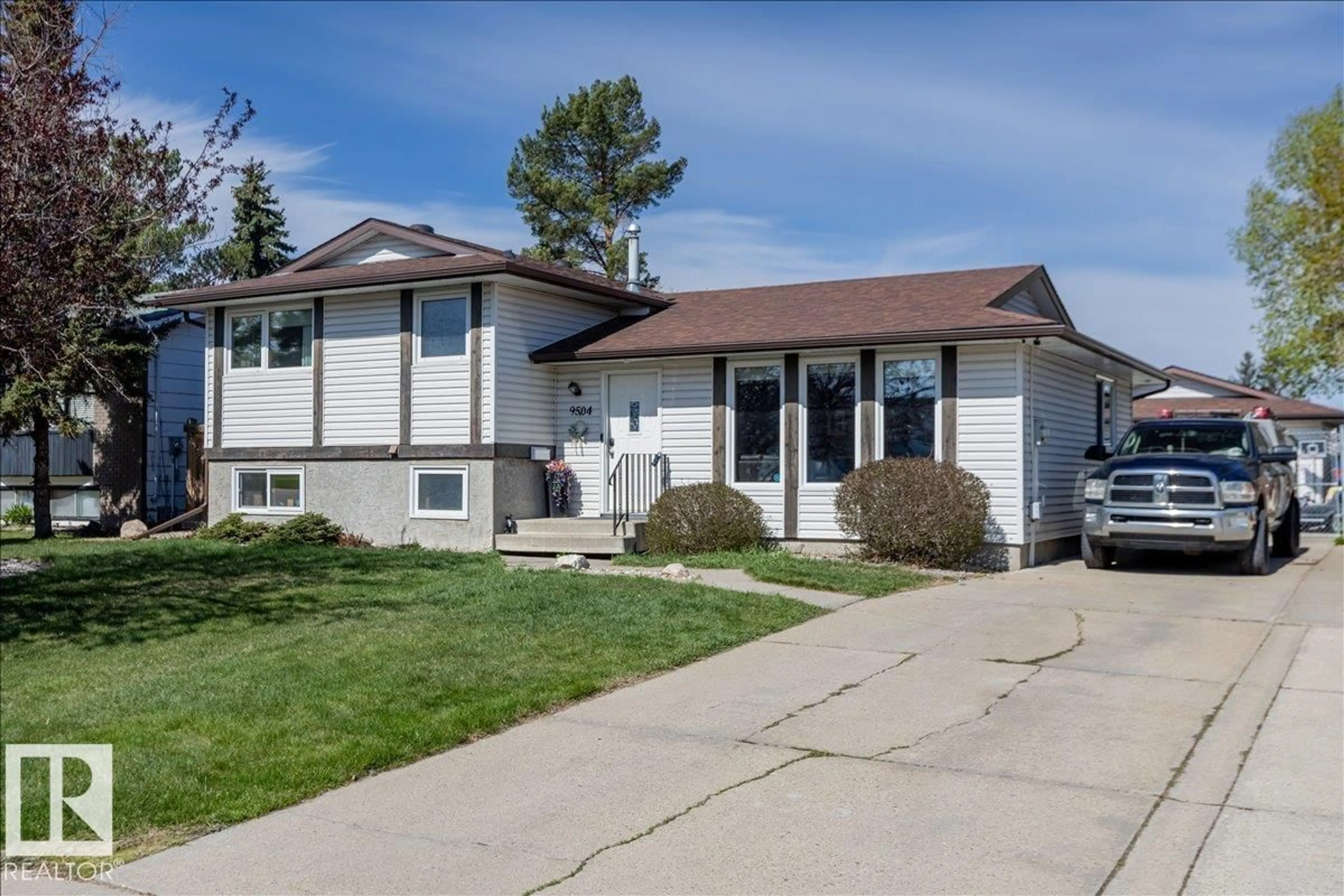 Home with vinyl exterior material, street for 9504 96 ST, Morinville Alberta T8R1H8