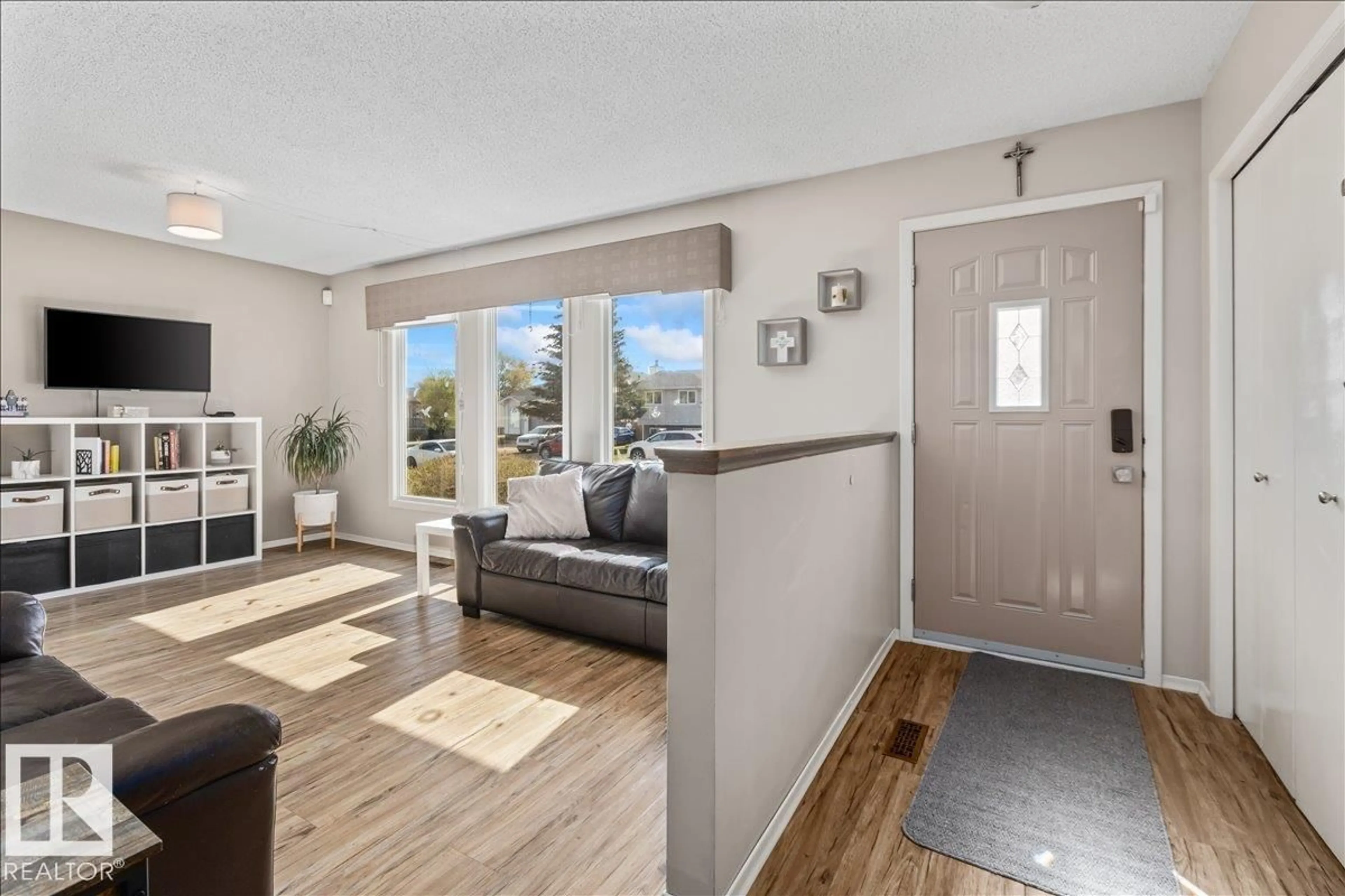 Indoor entryway for 9504 96 ST, Morinville Alberta T8R1H8