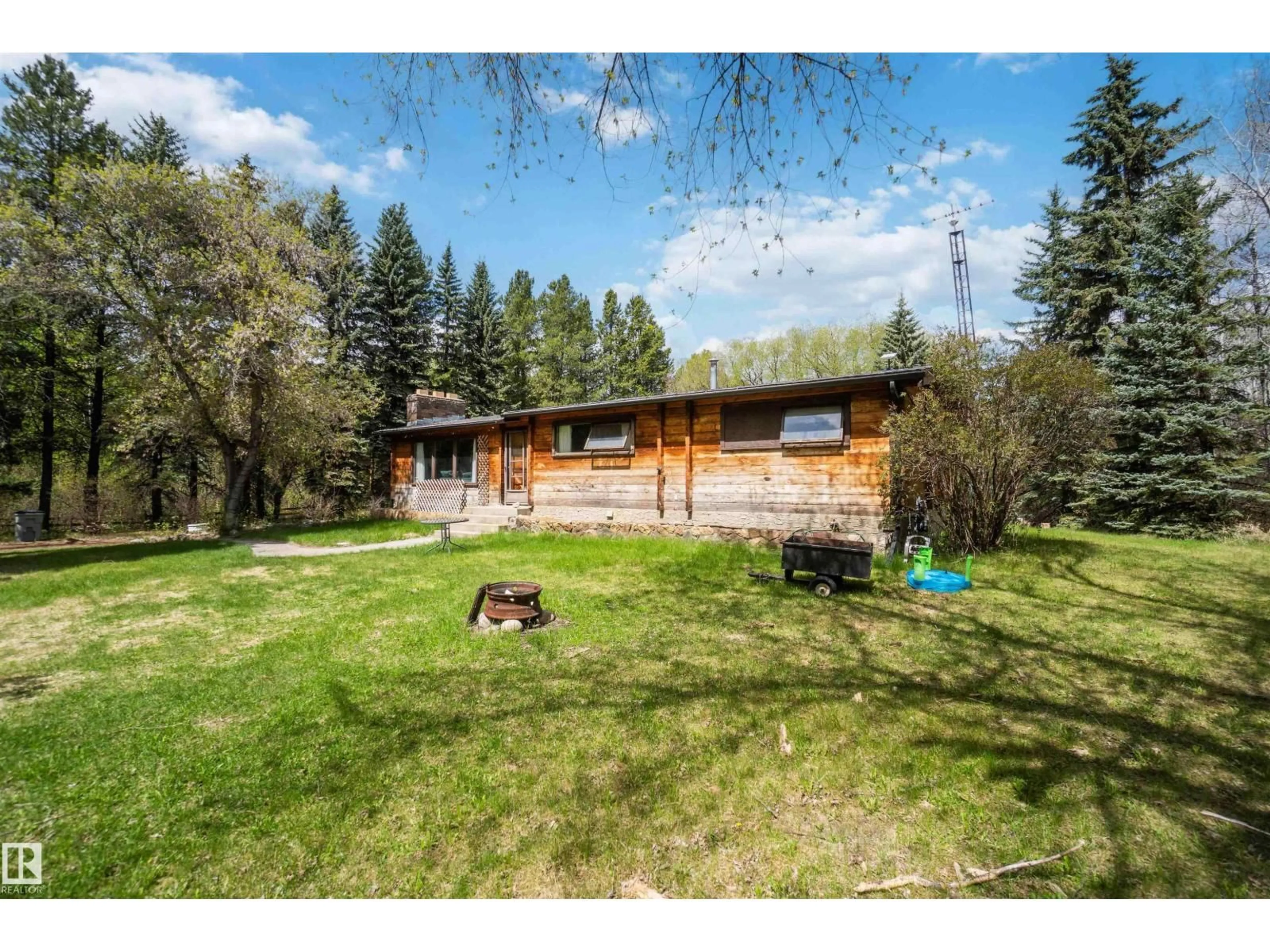 A pic from outside/outdoor area/front of a property/back of a property/a pic from drone, unknown for 910 HERMITAGE AV, Rural Parkland County Alberta T7Z2T2