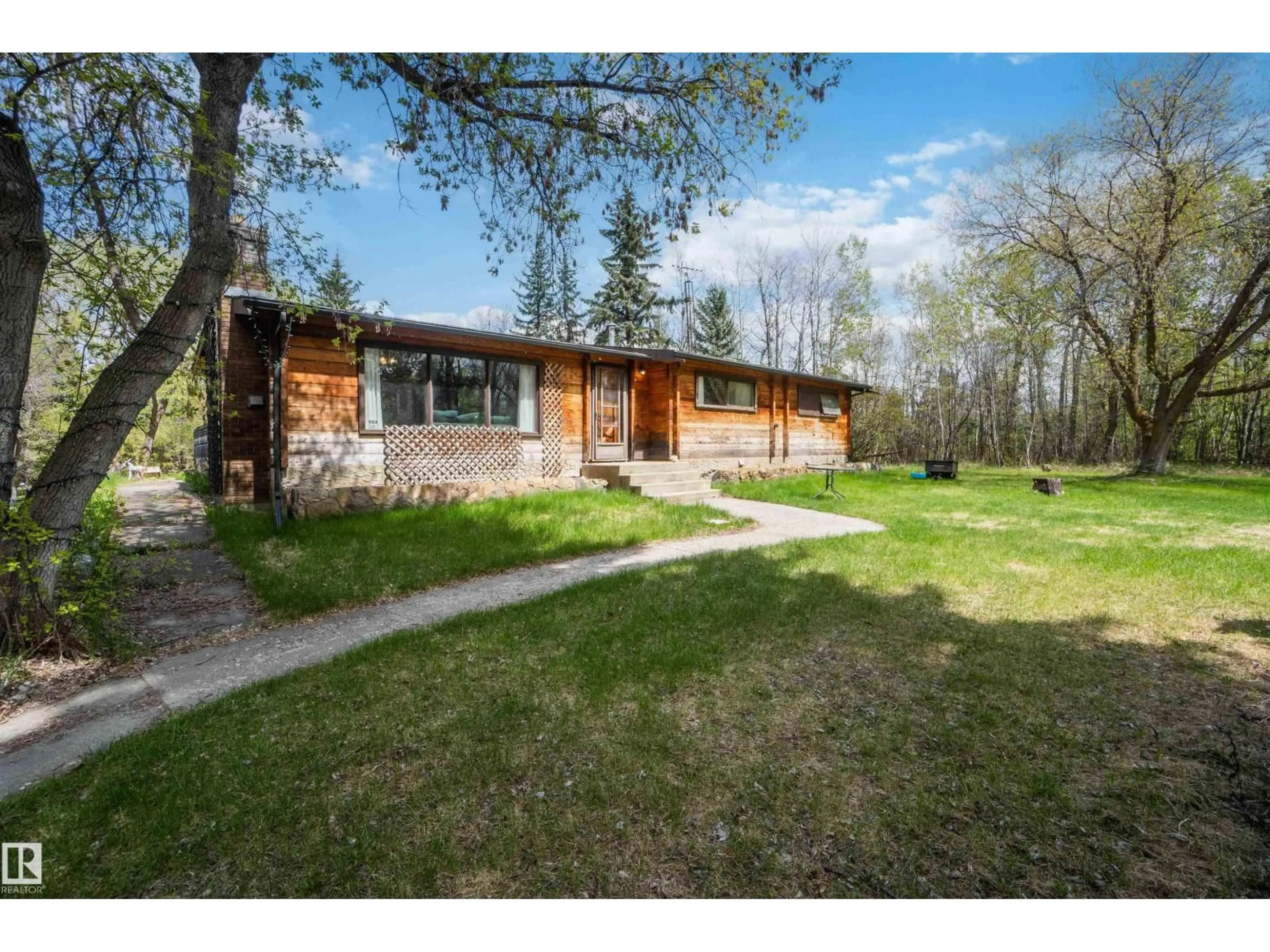 A pic from outside/outdoor area/front of a property/back of a property/a pic from drone, street for 910 HERMITAGE AV, Rural Parkland County Alberta T7Z2T2