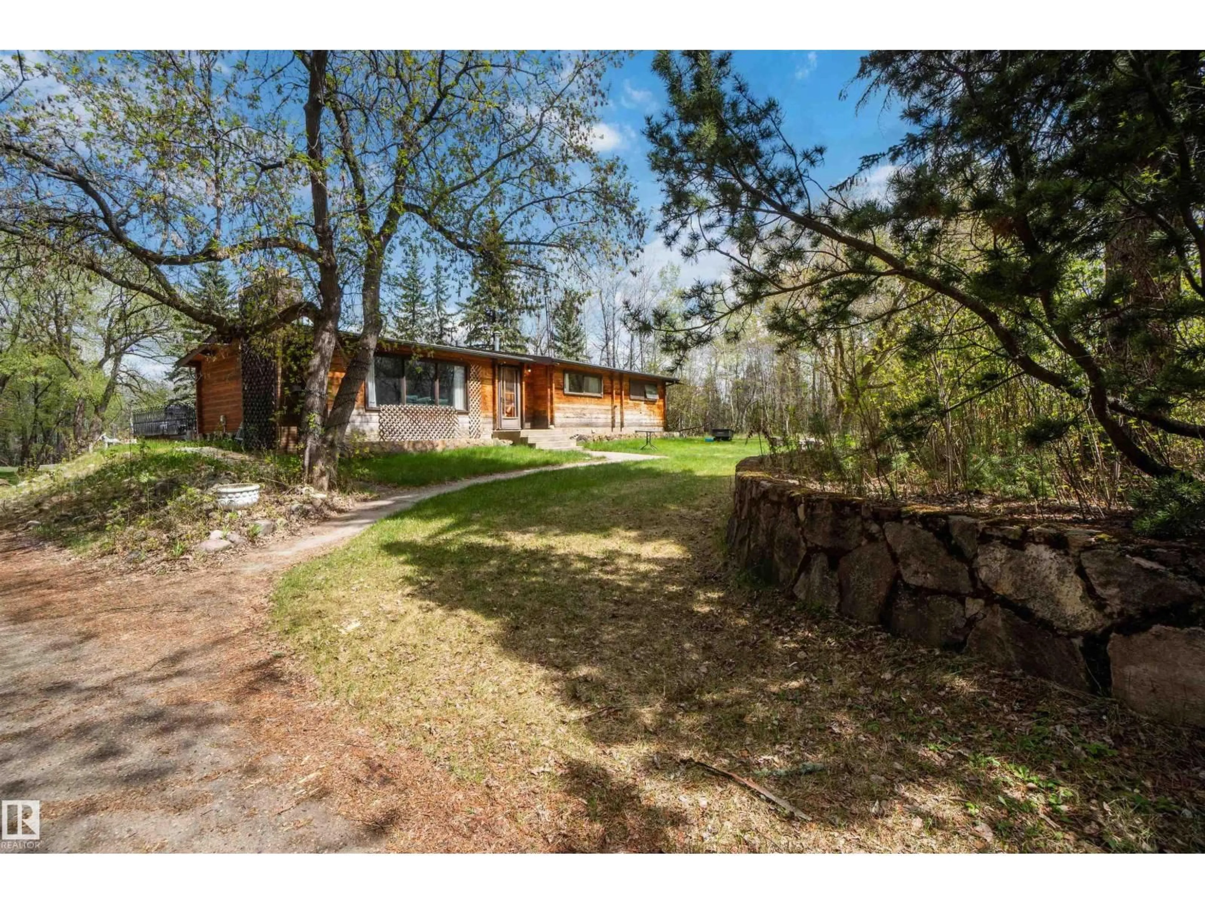 A pic from outside/outdoor area/front of a property/back of a property/a pic from drone, unknown for 910 HERMITAGE AV, Rural Parkland County Alberta T7Z2T2