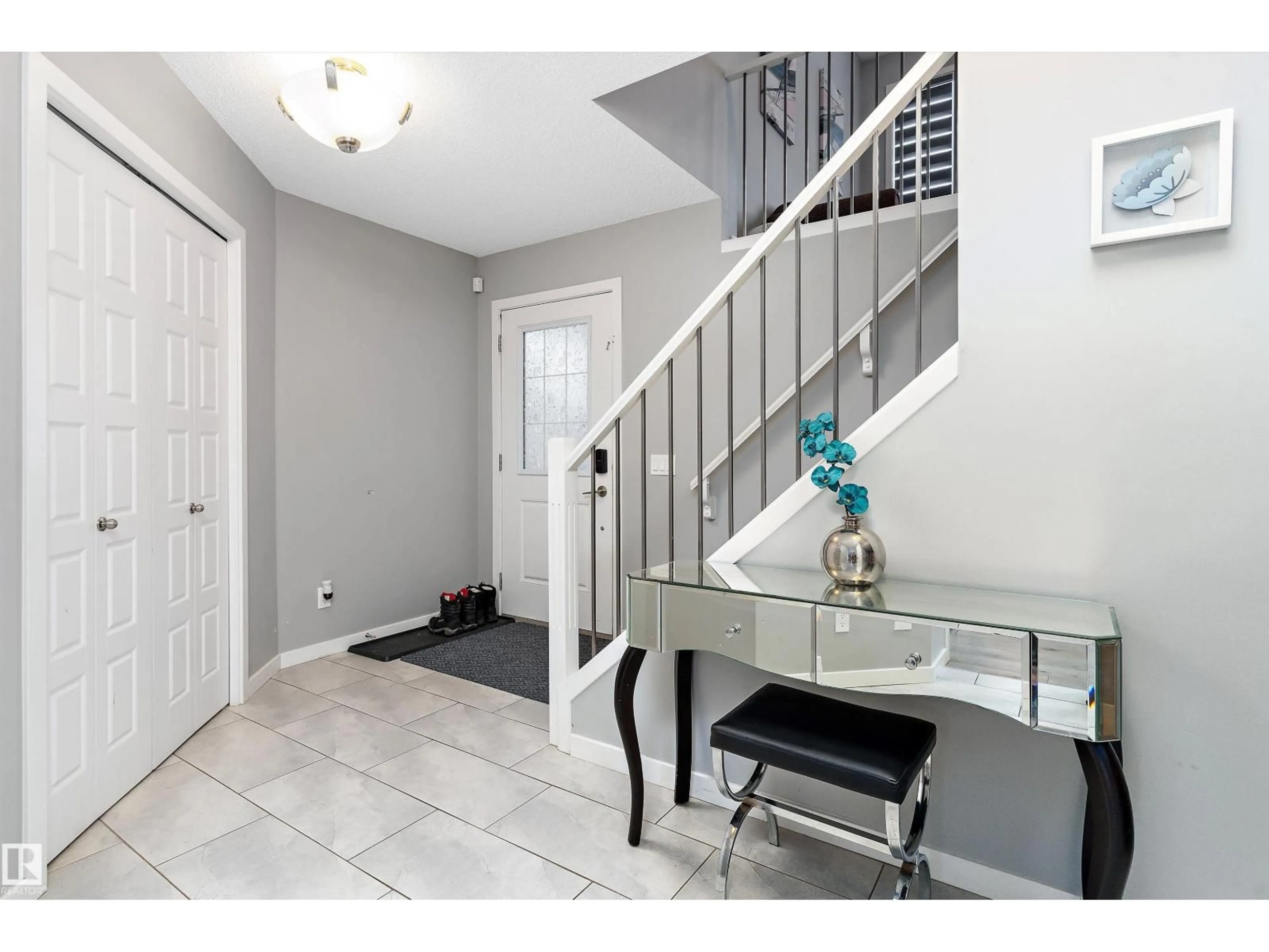 Indoor entryway for 4294 126A AV, Edmonton Alberta T5A1V5
