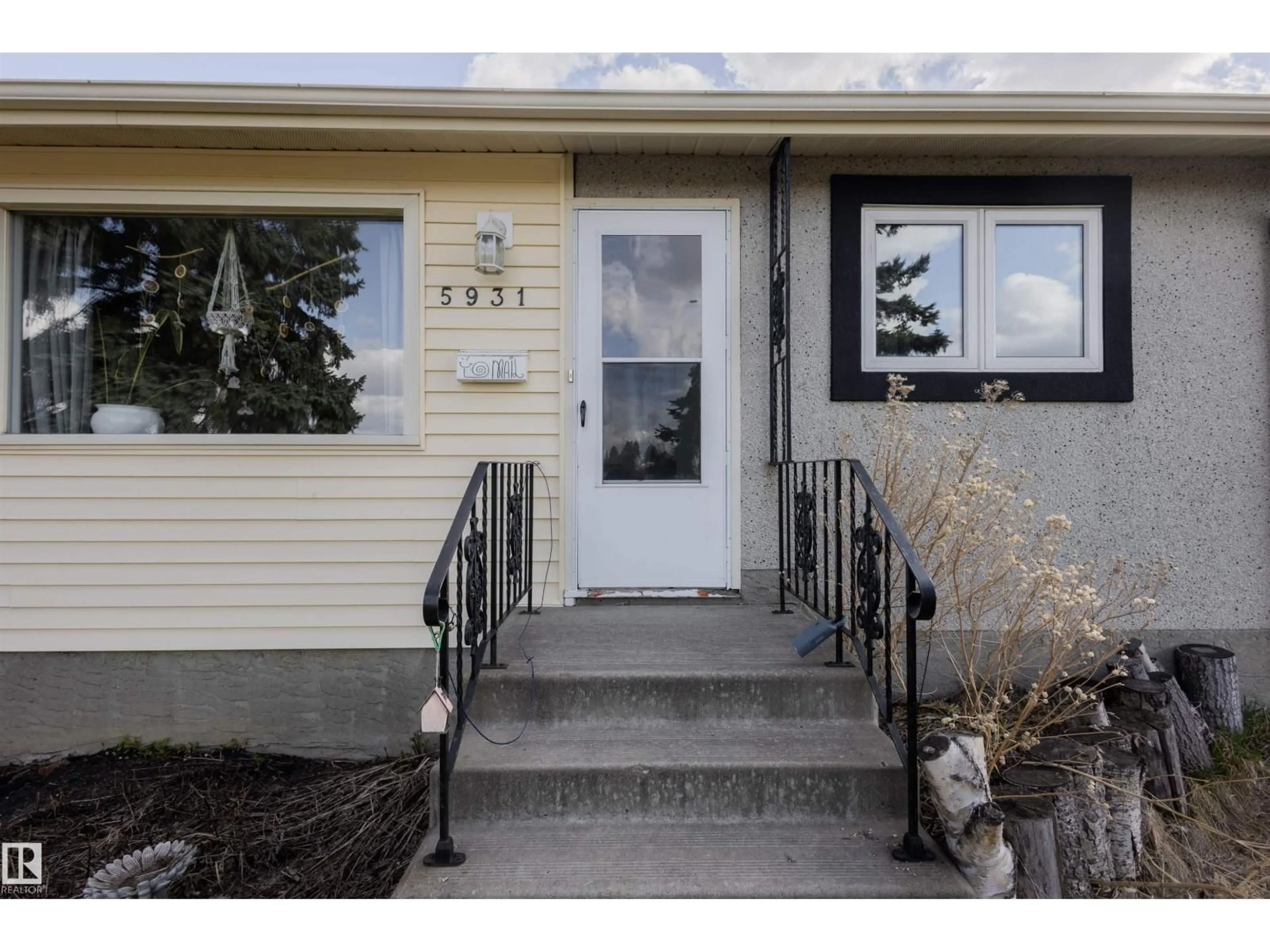 Home with vinyl exterior material, street for 5931 138 AV, Edmonton Alberta T5A1E4